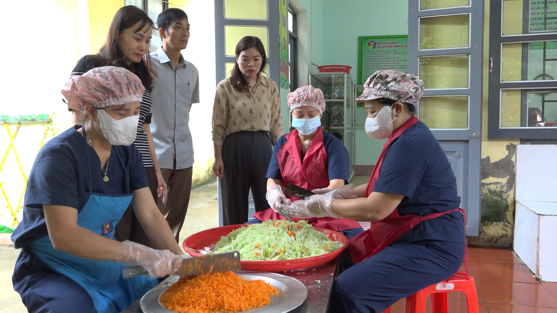 Hùng An kiểm tra việc chấp hành các quy định về an toàn thực phẩm đối với bếp ăn tập thể tại các cơ sở giáo dục trên địa bàn xã