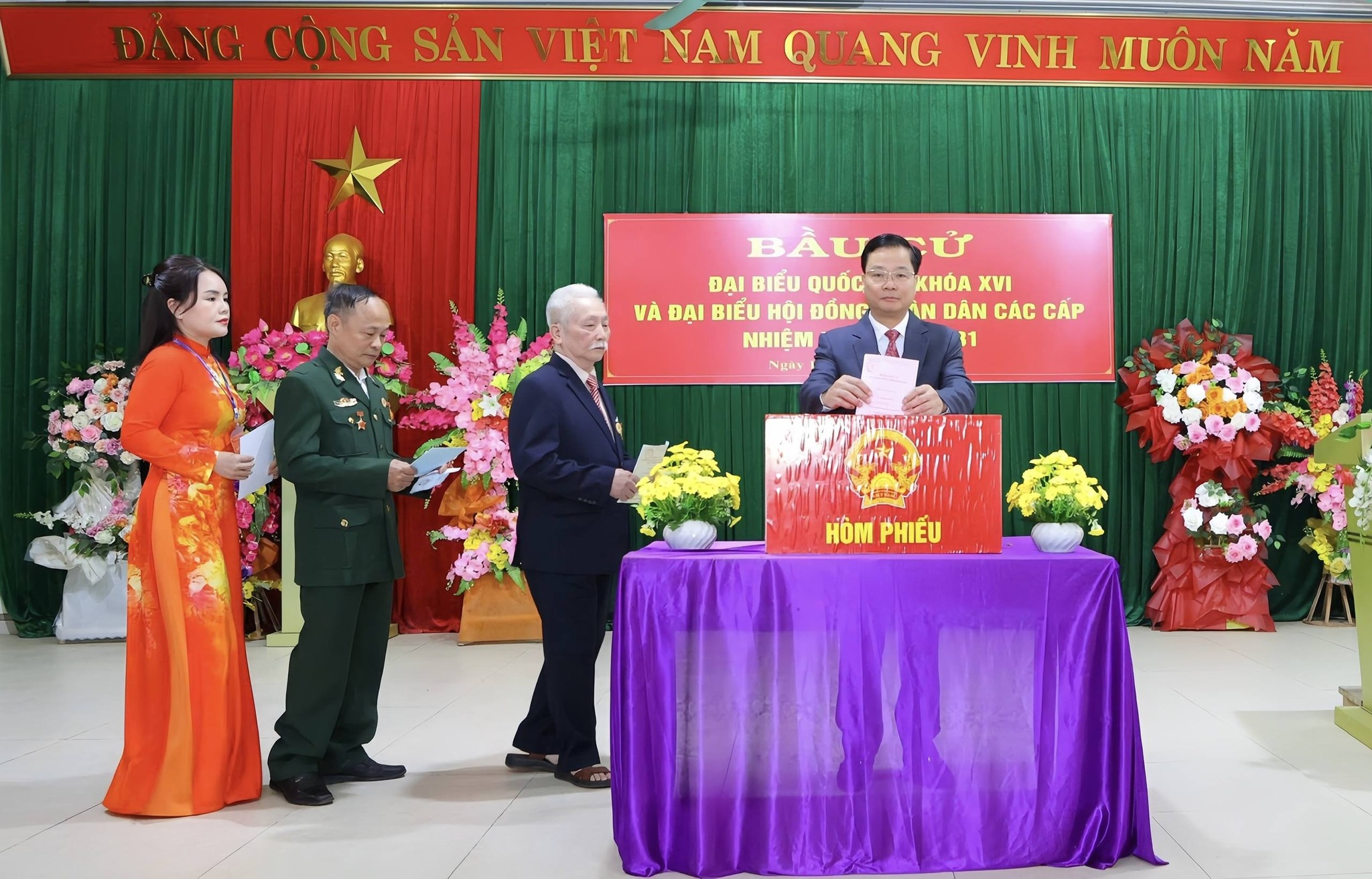 Cử tri thôn Cơ Quan nô nức tham gia bầu cử