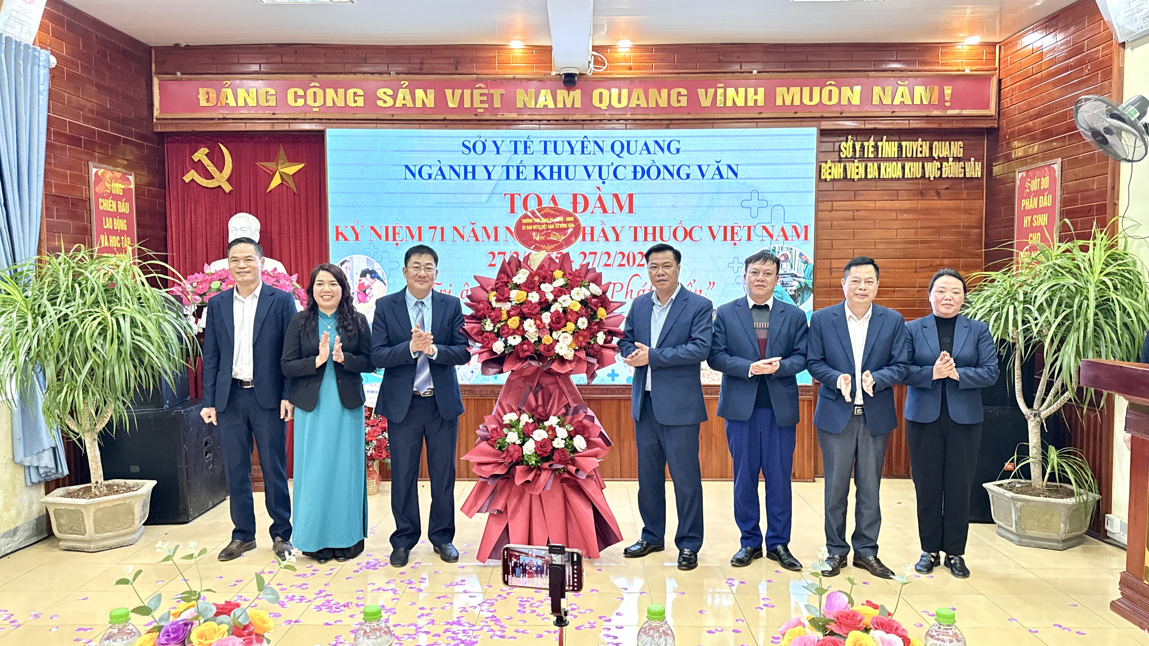 LÃNH ĐẠO XÃ ĐỒNG VĂN, LŨNG CÚ, SÀ PHÌN, LŨNG PHÌN VÀ PHỐ BẢNG DỰ TOẠ ĐÀM KỶ NIỆM 71 NĂM NGÀY THẦY THUỐC VIỆT NAM ĐỐI VỚI NGÀNH Y TẾ KHU VỰC ĐỒNG VĂN