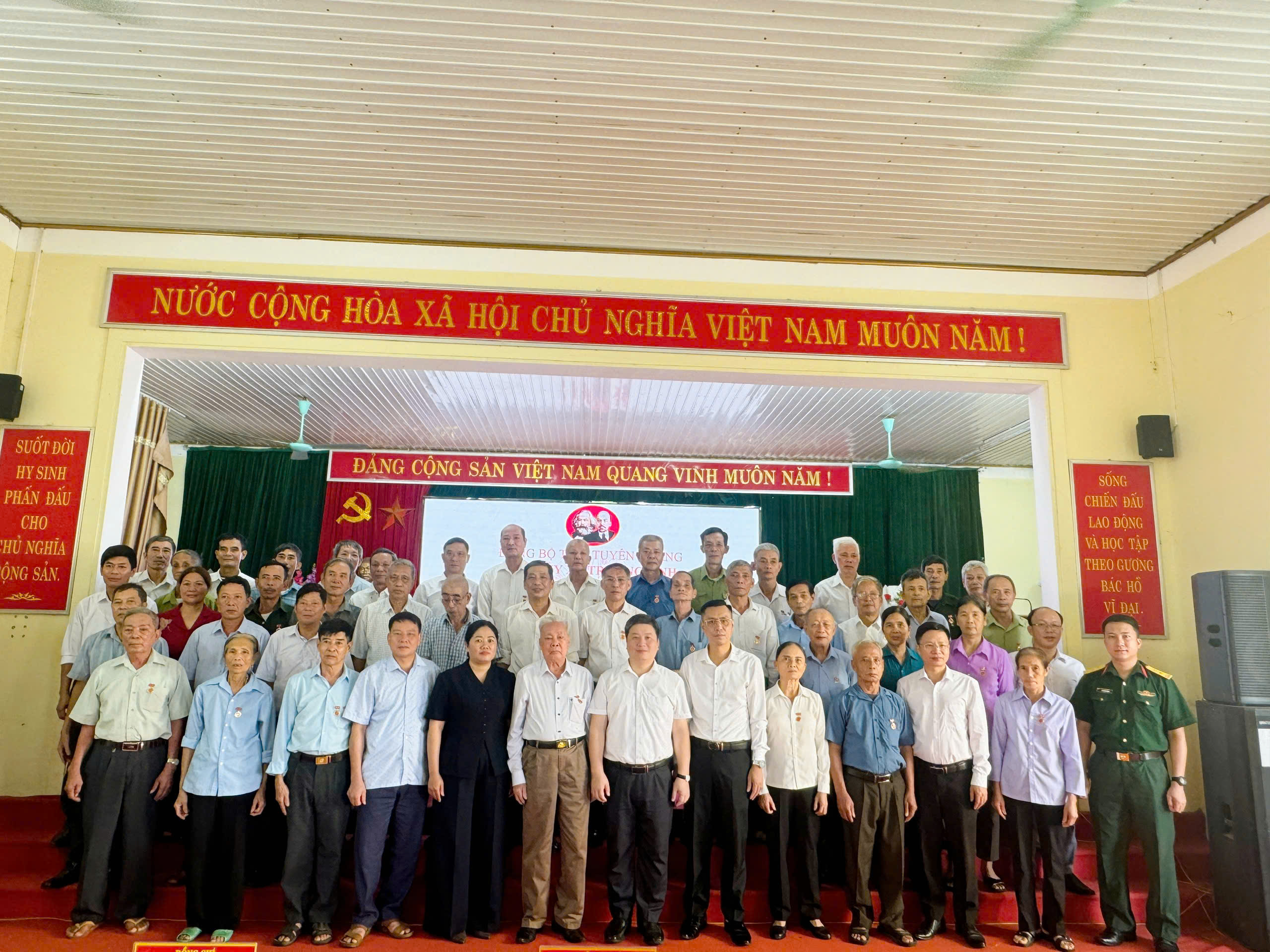ĐẢNG ỦY XÃ TRƯỜNG SINH TỔ CHỨC LỄ TRAO TẶNG HUY HIỆU ĐẢNG ĐỢT 02/9/2026