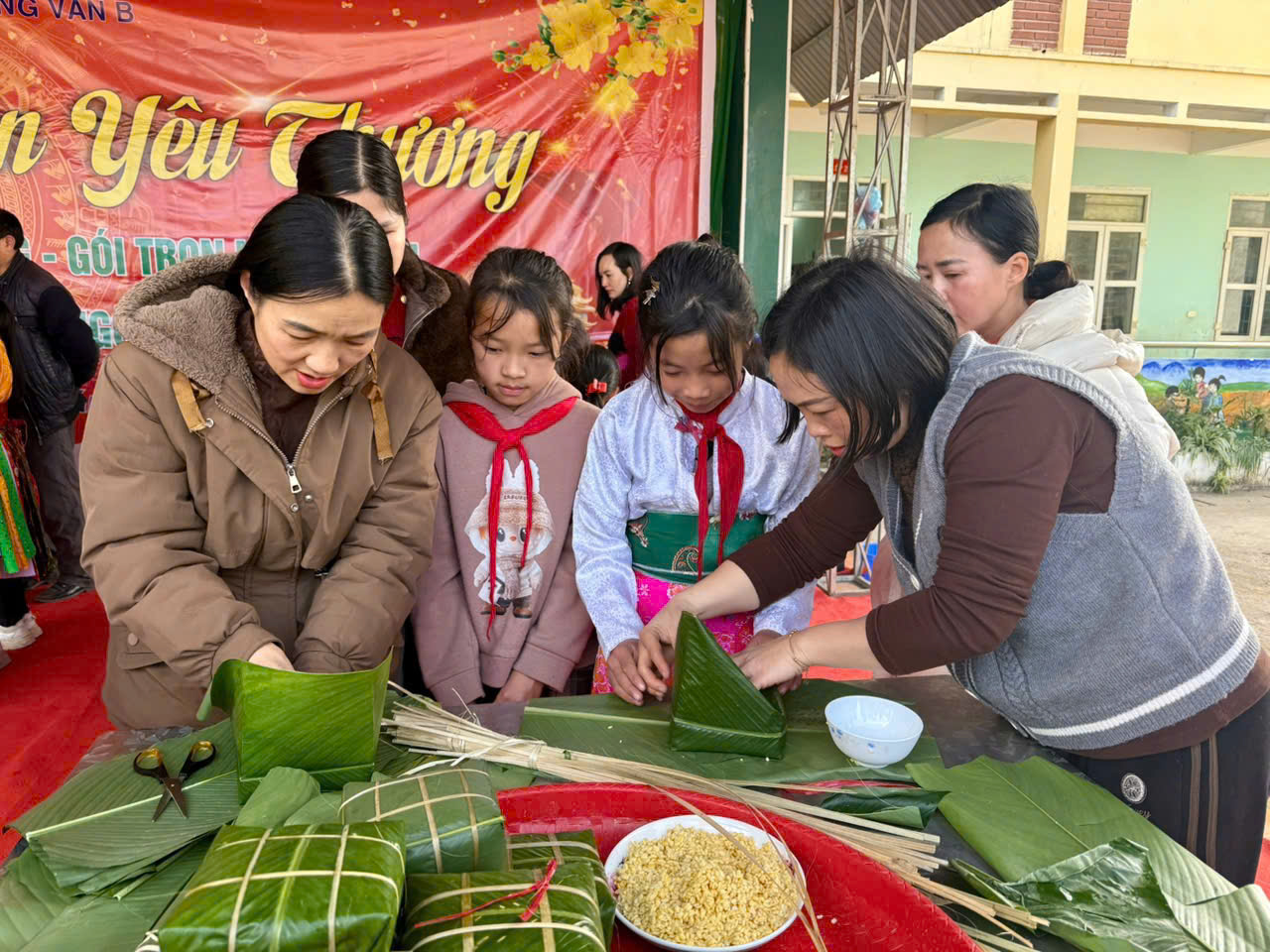 Trường PTDTBT Tiểu học Đồng Văn B tổ chức chương trình “Tết sum vầy - Xuân yêu thương”
