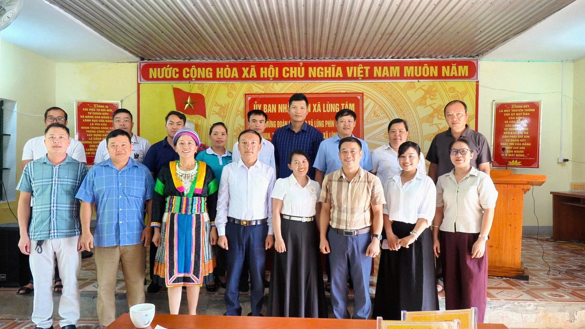 Đoàn công tác của Ủy ban nhân dân xã Lũng Phìn làm việc tại xã Lùng Tám