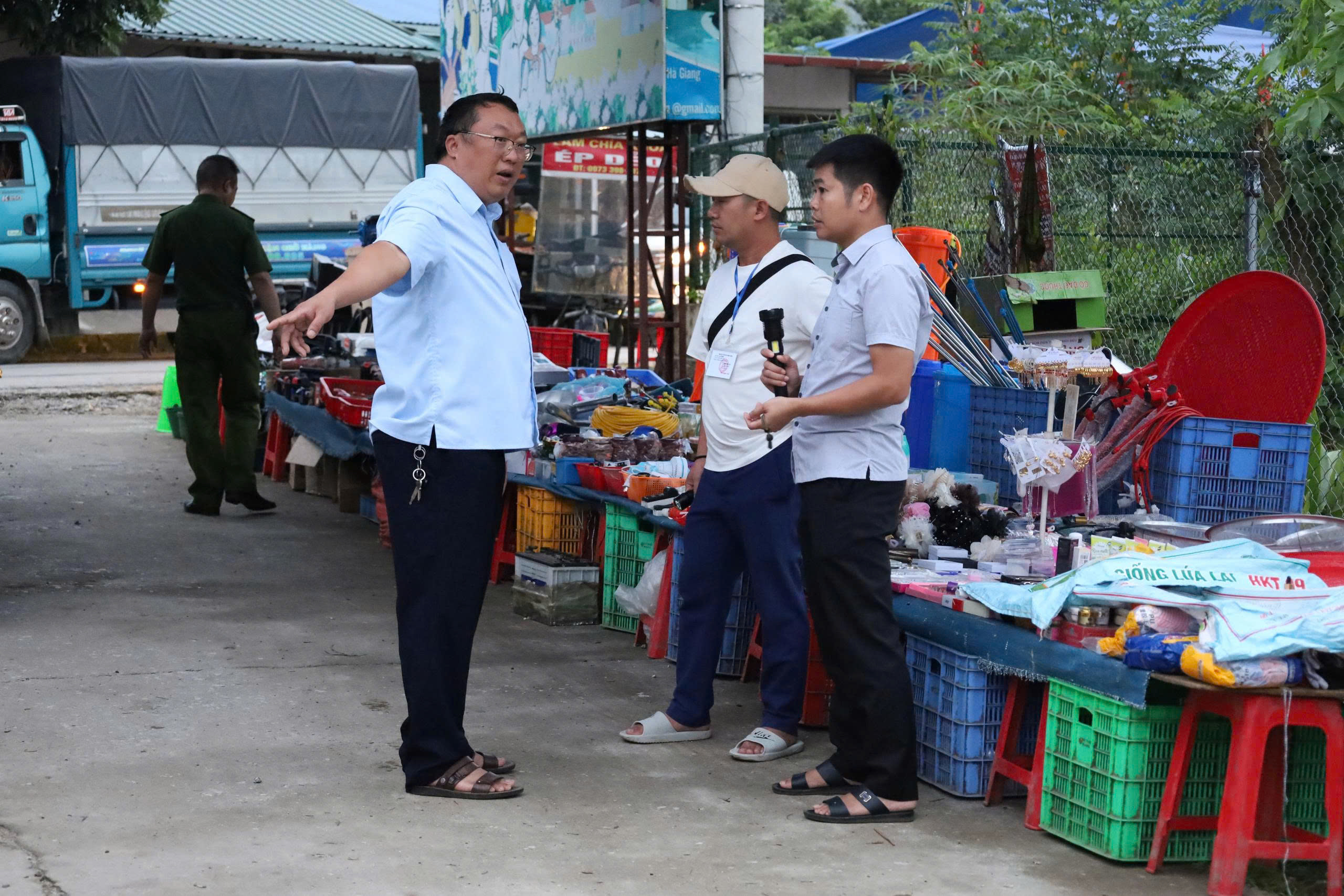 TĂNG CƯỜNG CHỈNH TRANG, SẮP XẾP KHU VỰC CHỢ PHIÊN TRÁNG KÌM, XÃ LÙNG TÁM