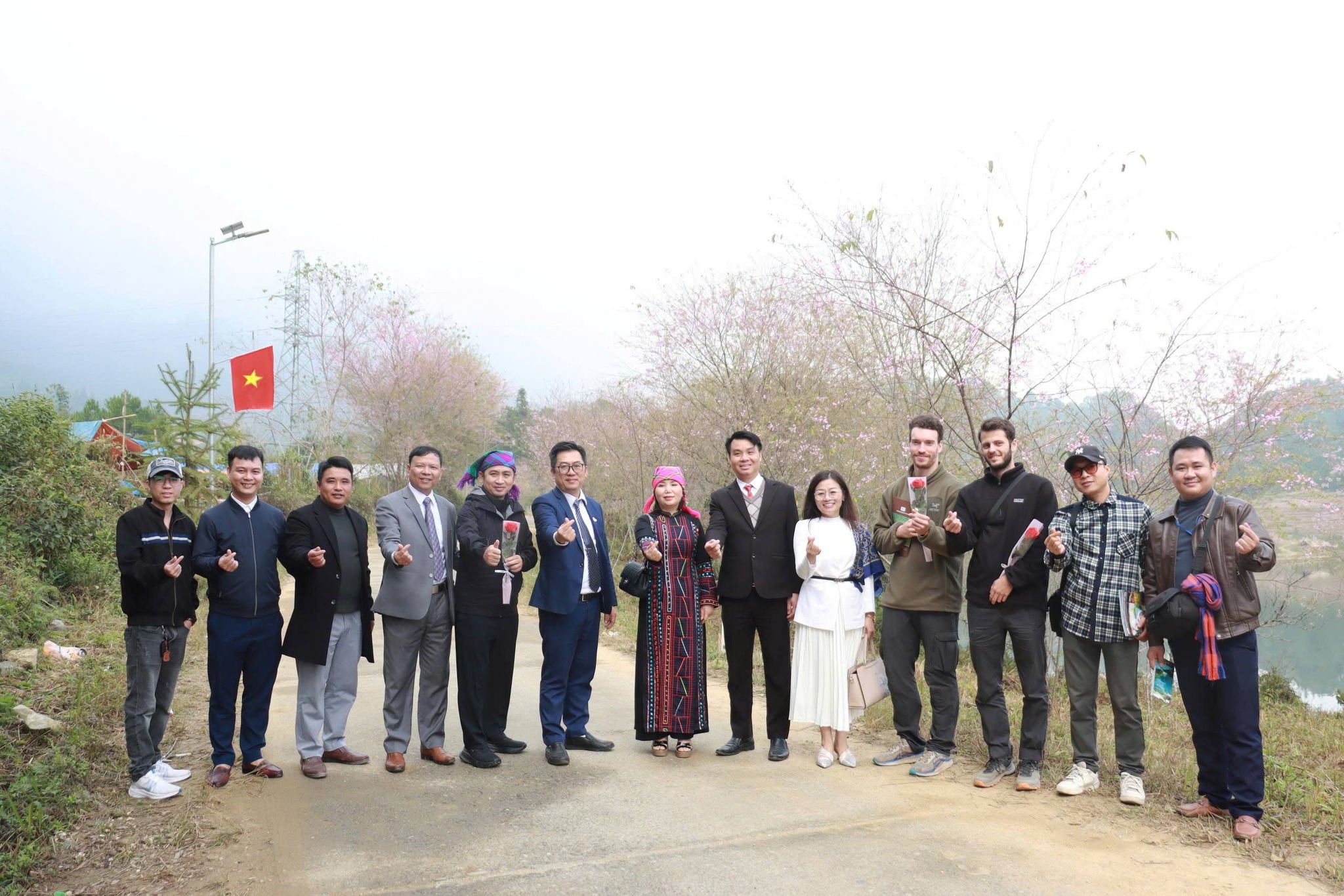 Chào đón đoàn khách du lịch đầu tiên đến xã Quản Bạ và Cao nguyên đá Đồng Văn