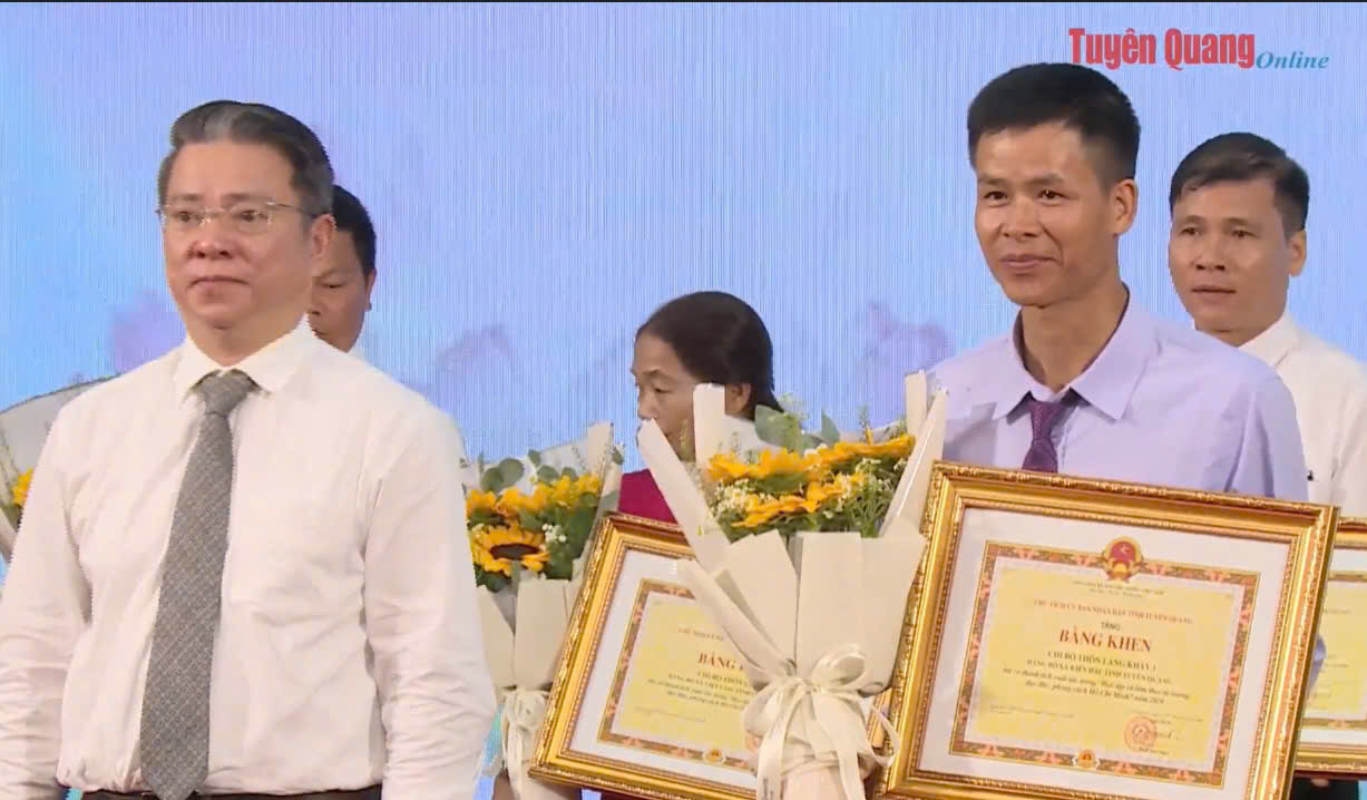 Chi bộ thôn Làng Khây 1, Đảng bộ xã Kiên Đài được Chủ tịch UBND tỉnh tặng Bằng khen trong học tập và làm theo Bác