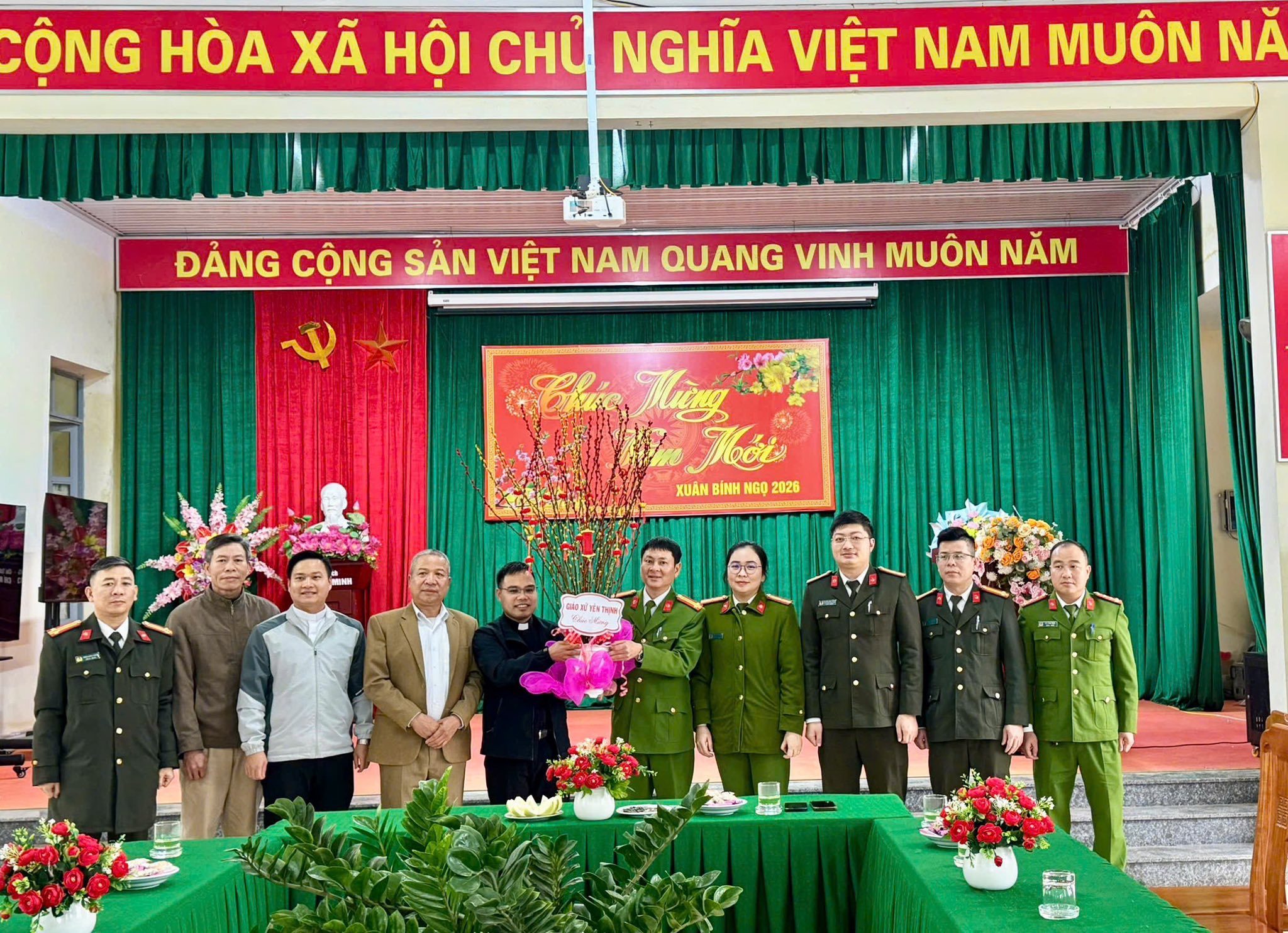 HỌ GIÁO YÊN THỊNH THĂM VÀ CHÚC TẾT CÔNG AN XÃ THÁI BÌNH