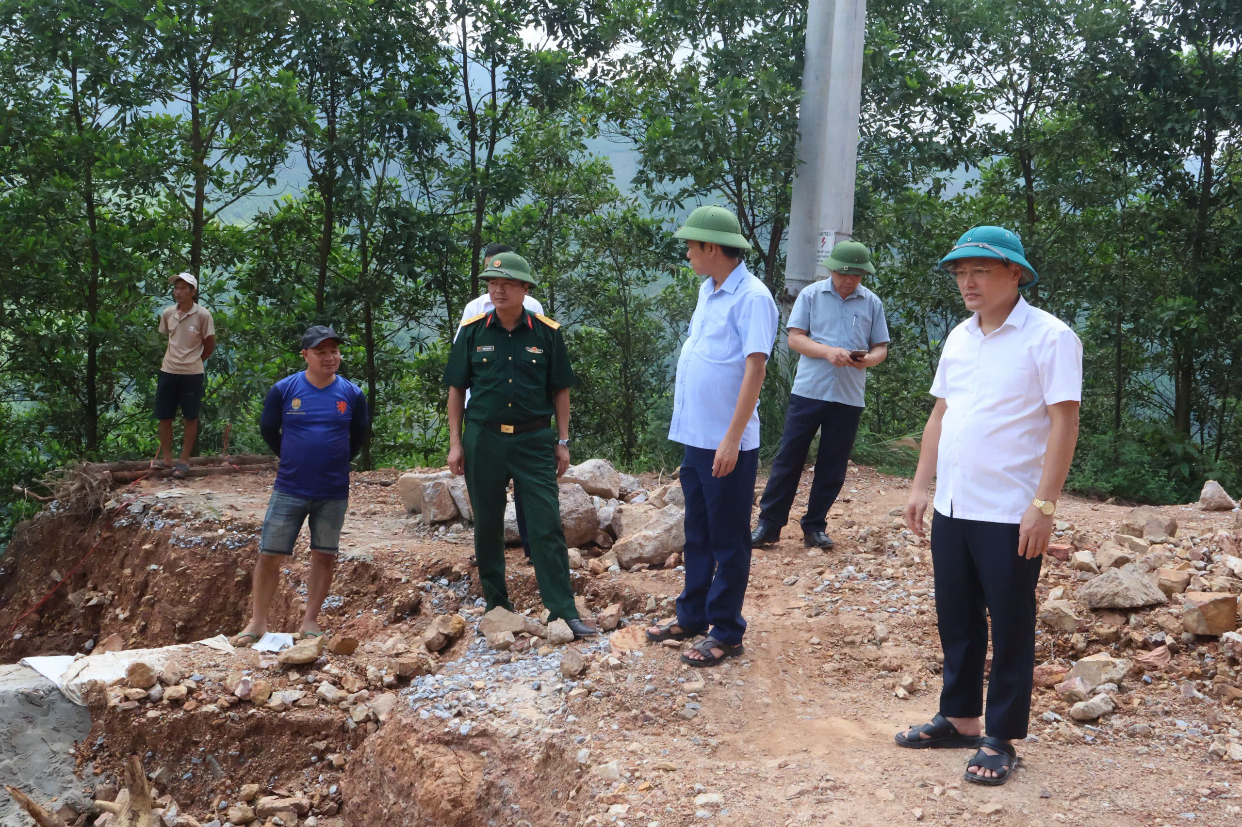  XÃ HÙNG LỢI KIỂM TRA, CHỈ ĐẠO KHẮC PHỤC TUYẾN ĐƯỜNG KHUỔI MA BỊ HƯ HỎNG DO MƯA LŨ