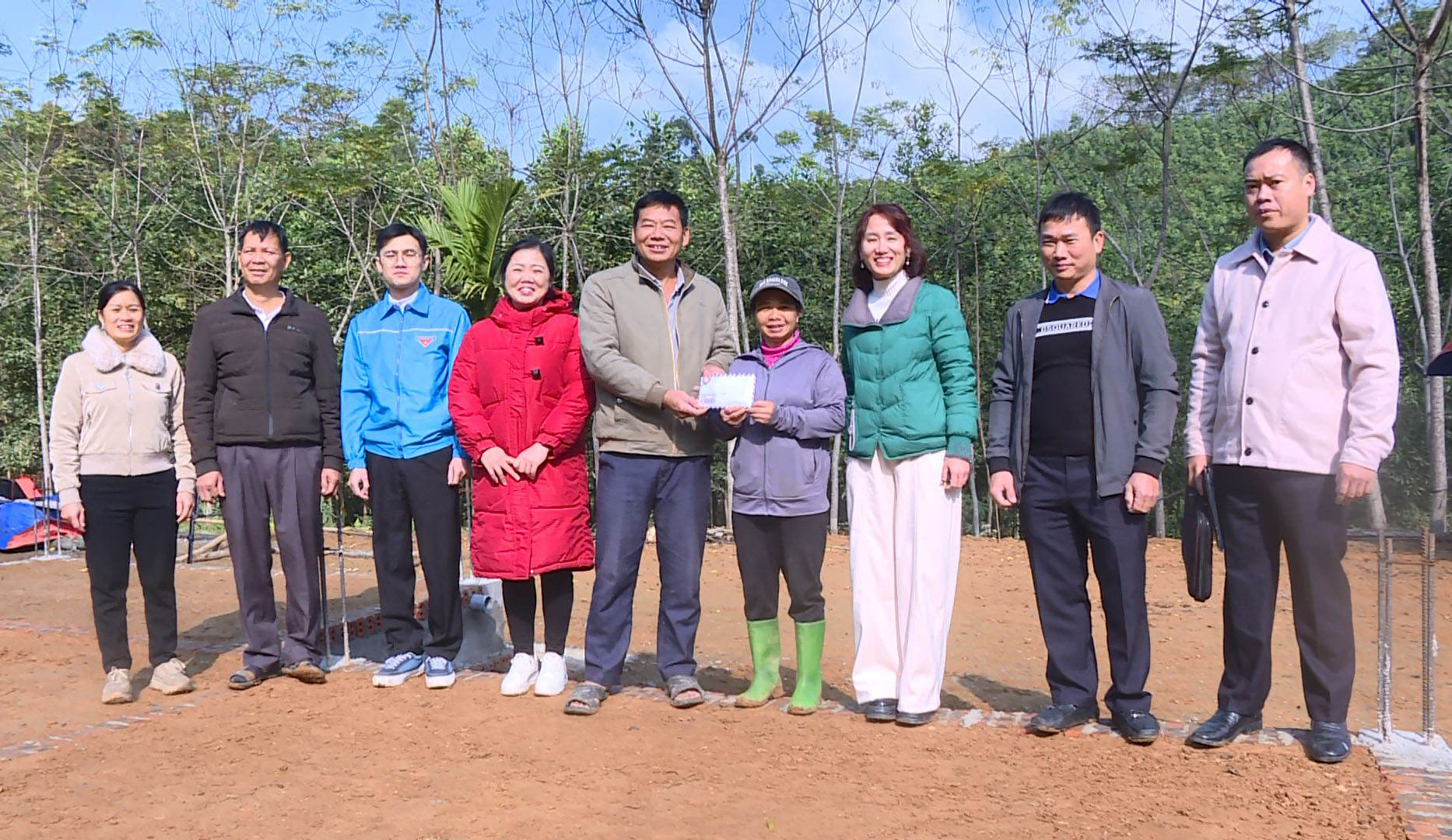 Đồng chí Hà Thị Thảo, Phó Bí thư thường trực Đảng uỷ thăm mô hình kinh tế và trao kinh phí hỗ trợ xây dựng nhà ở