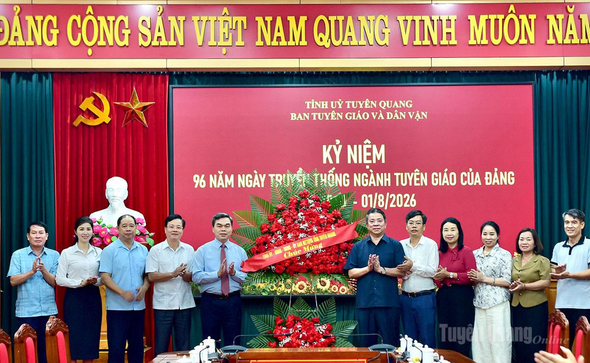 Tỉnh ủy, HĐND, UBND, Ủy ban MTTQ Việt Nam tỉnh chúc mừng Ban Tuyên giáo và Dân vận Tỉnh ủy nhân Ngày truyền thống ngành Tuyên giáo của Đảng