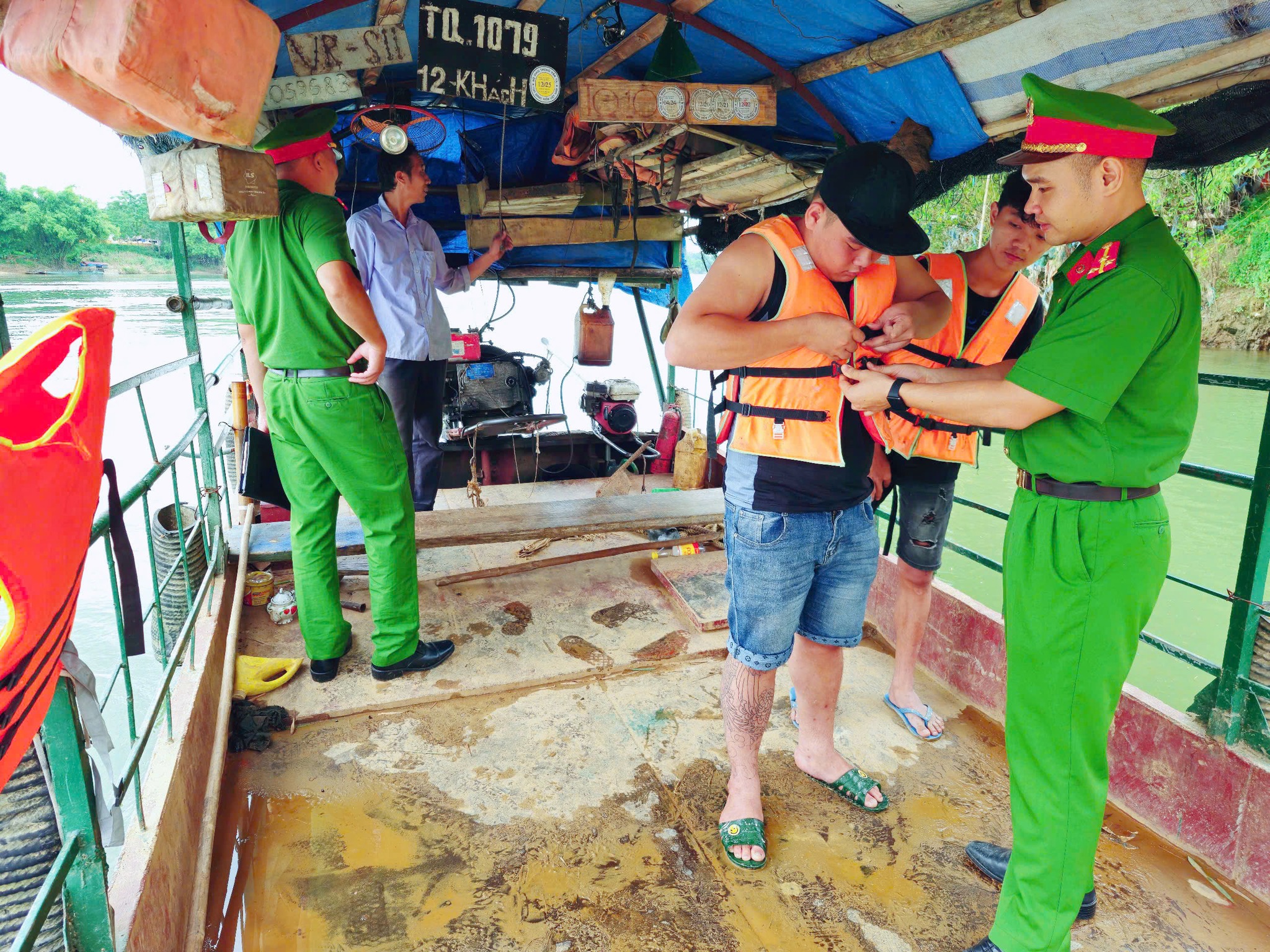 ĐỂ CÁC BẾN ĐÒ NGANG AN TOÀN HƠN