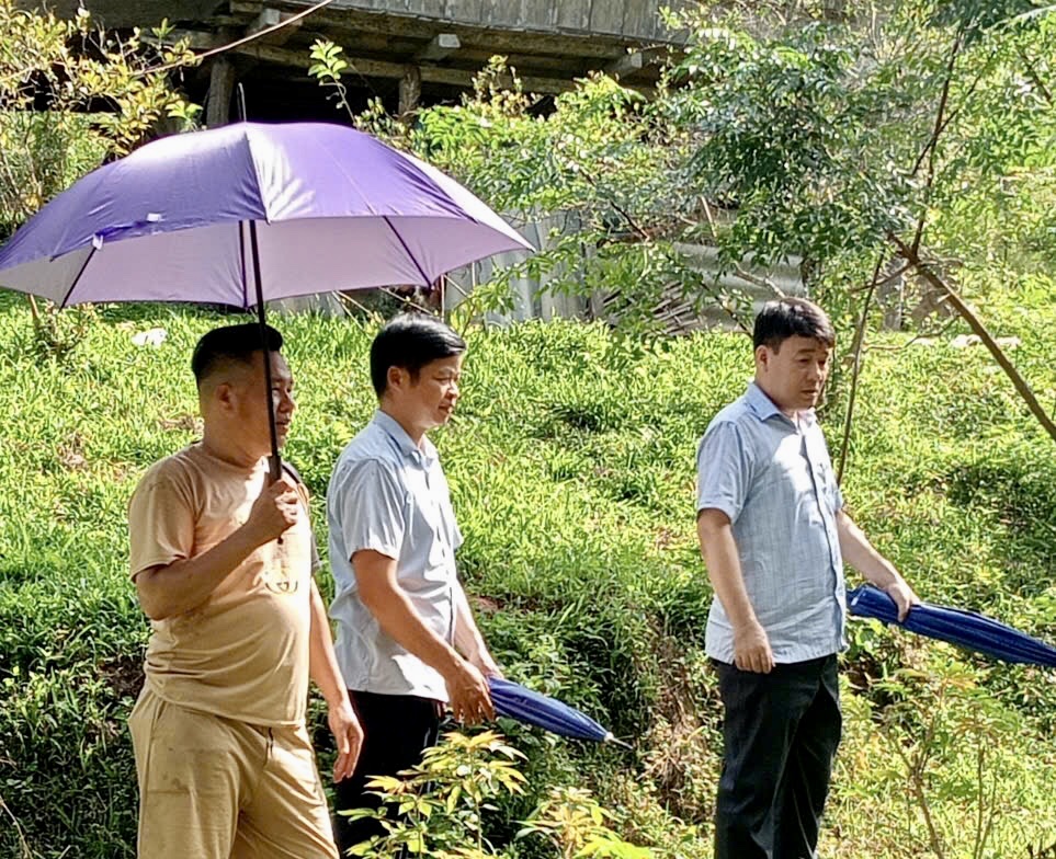 Đồng chí Nguyễn Ngọc Hưng, Bí thư Đảng ủy, Chủ tịch HĐND xã Yên Lập thăm mô hình nuôi ốc nhồi của hộ gia đình anh Ma Tóc Mai, thôn Tin Kéo