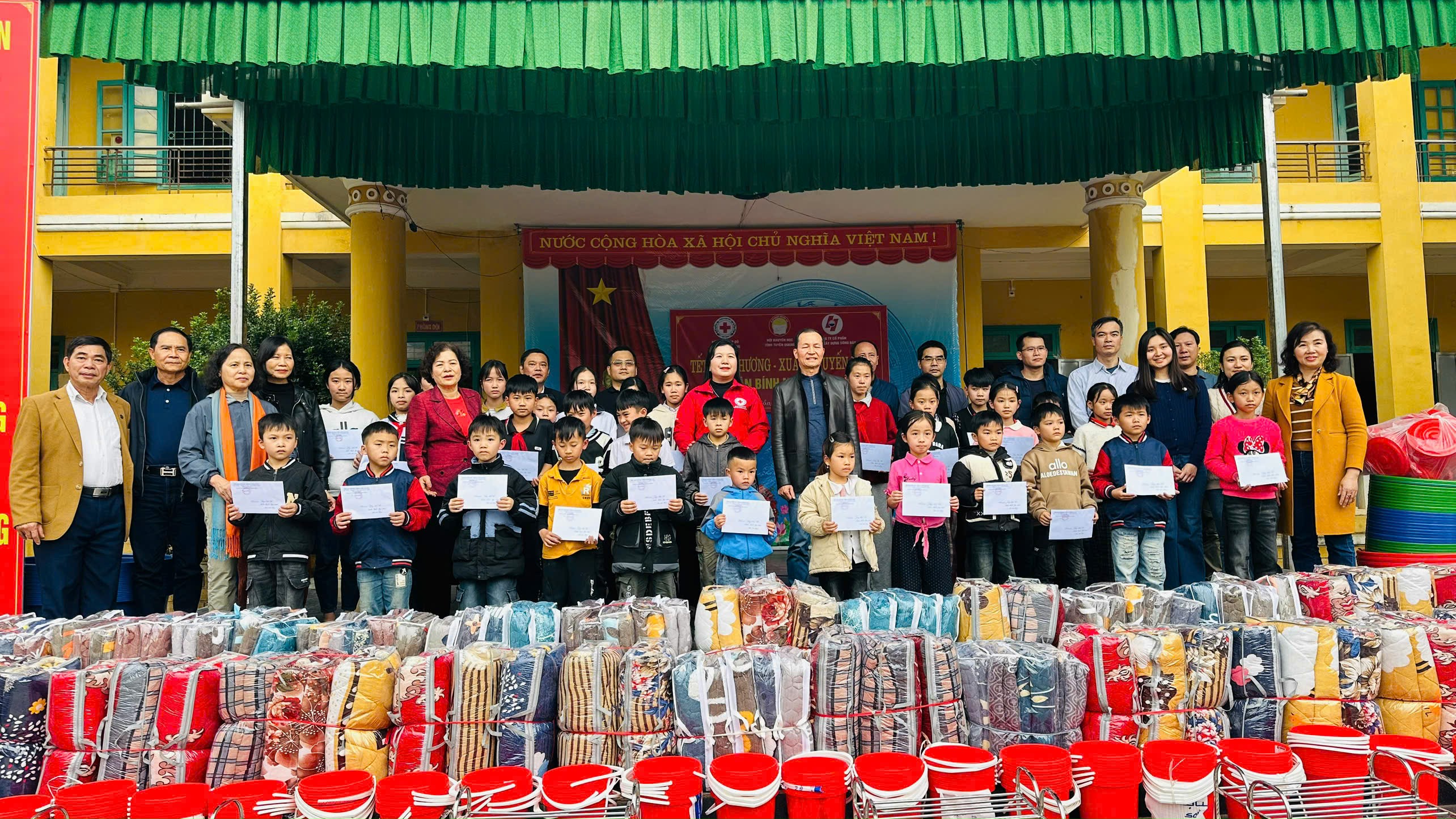 Chương trình “Tết yêu thương - Xuân khuyến học” tại Trường PTDTBT TH&THCS Đà Vị