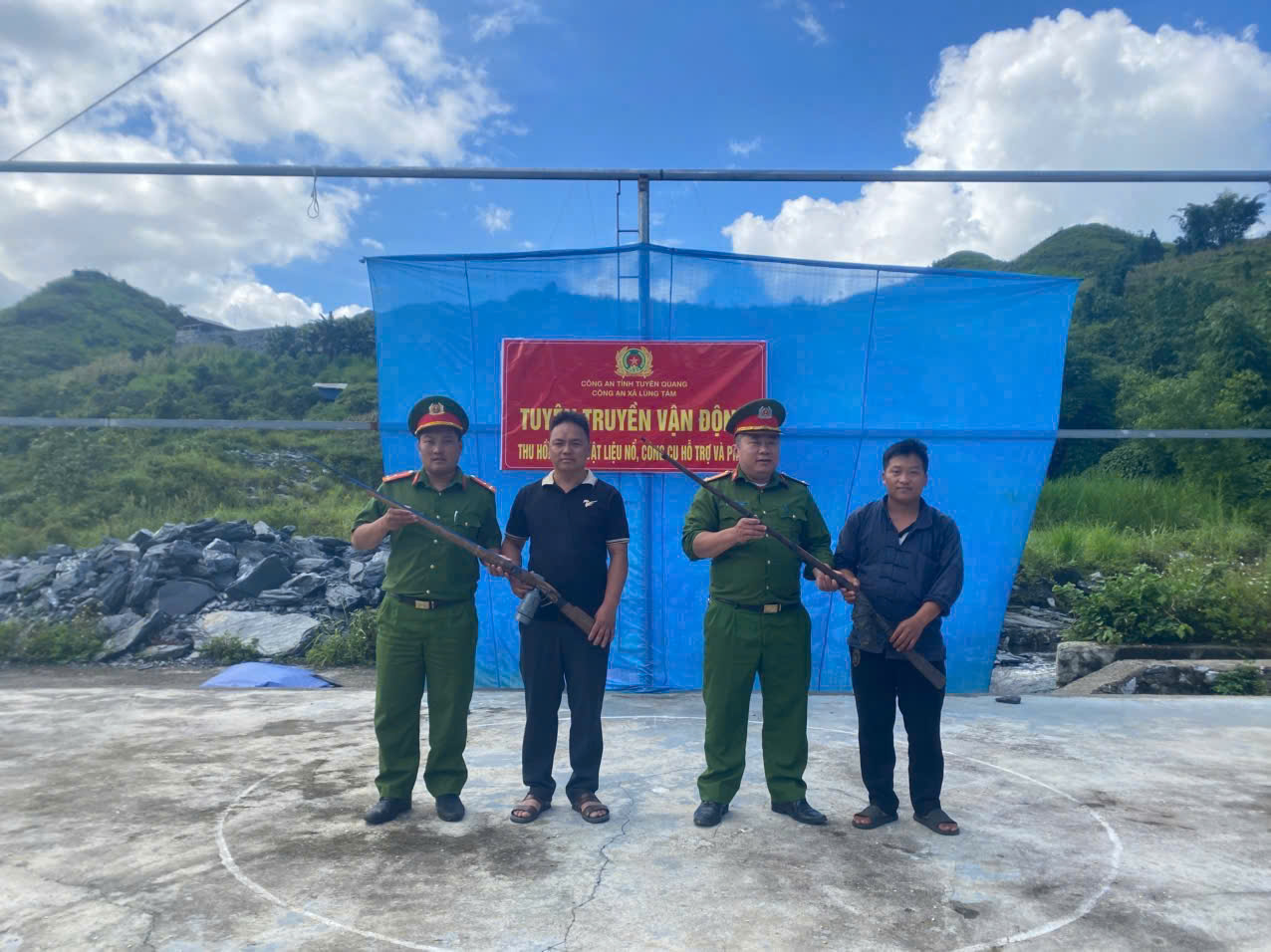 CÔNG AN XÃ LÙNG TÁM, TỈNH TUYÊN QUANG TĂNG CƯỜNG TUYÊN TRUYỀN, VẬN ĐỘNG THU HỒI VŨ KHÍ, VẬT LIỆU NỔ, CÔNG CỤ HỖ TRỢ VÀ HƯỚNG DẪN KÍCH HOẠT TÀI KHOẢN ĐỊNH DANH ĐIỆN TỬ TẠI CHỢ PHIÊN