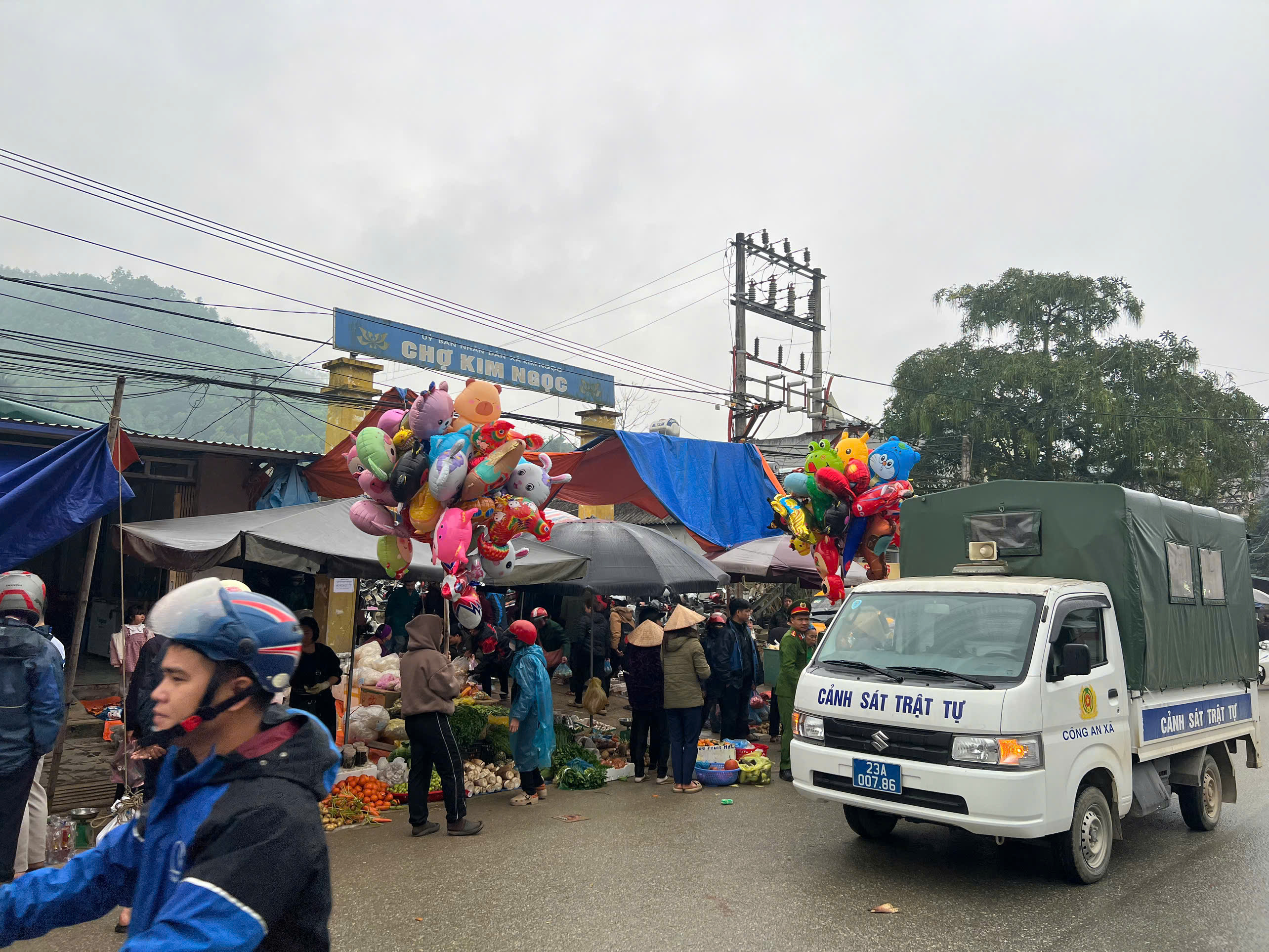 GIỮ GÌN TRẬT TỰ GIAO THÔNG NƠI HỌP CHỢ – NHỮNG VIỆC LÀM THIẾT THỰC TỪ CÔNG AN XÃ BẰNG HÀNH