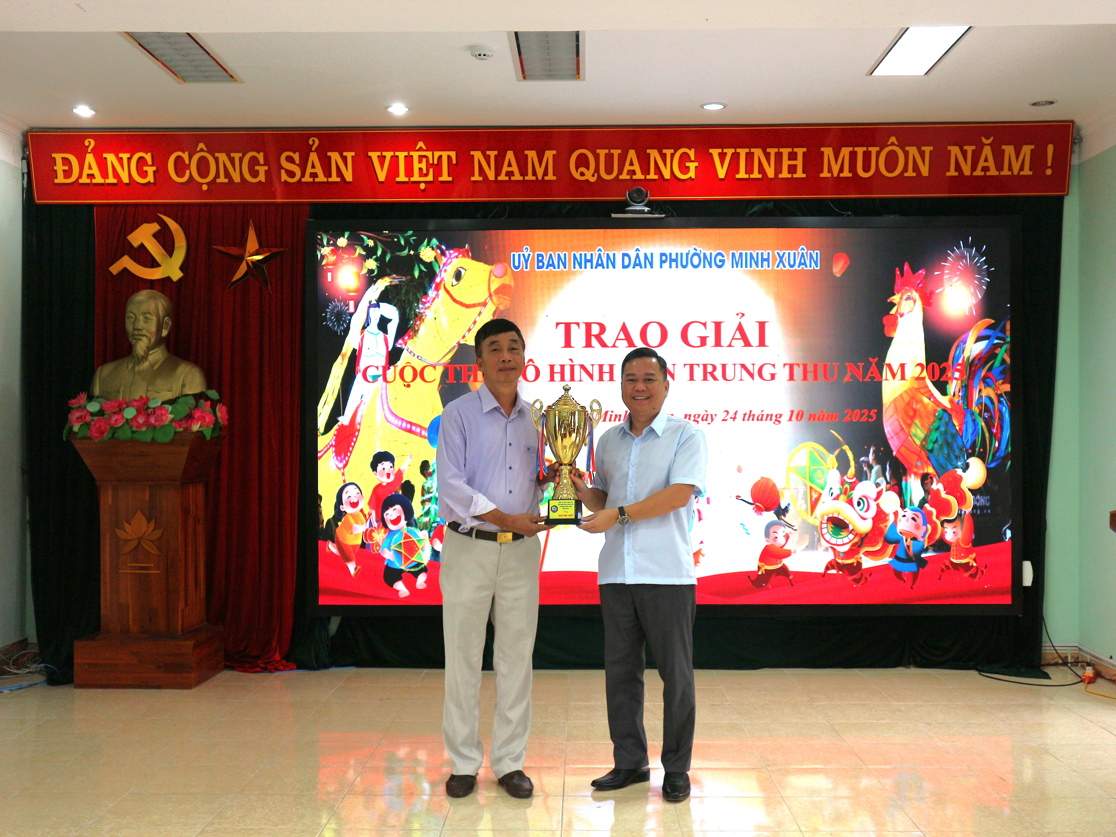 Hội nghị tổng kết các hoạt động tham gia Lễ hội Thành Tuyên và trao giải cuộc thi mô hình đèn Trung Thu phường Minh Xuân năm 2025