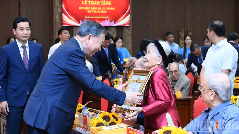 Đảng viên lão thành tiếp tục phát huy uy tín, trí tuệ, kinh nghiệm, tình cảm cách mạng