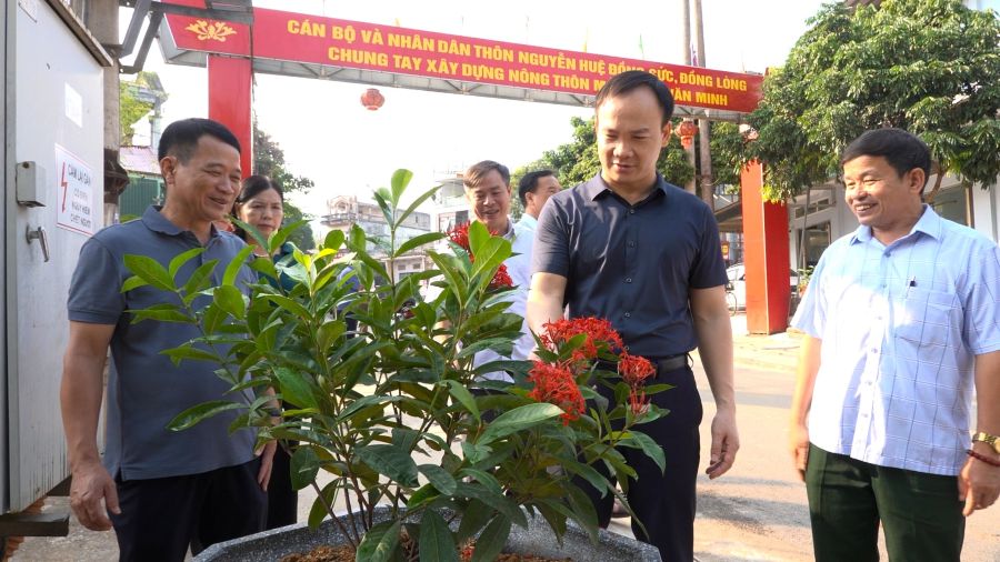 Bí thư Đảng ủy, Chủ tịch HĐND xã Phan Ngọc Hiệp kiểm tra tuyến đường sáng – xanh – sạch – đẹp tại thôn Nguyễn Huệ