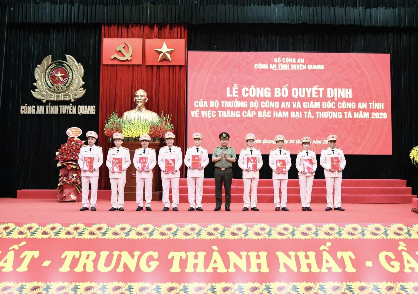 GHI DẤU CHẶNG ĐƯỜNG CỐNG HIẾN: CÔNG AN TỈNH TUYÊN QUANG THĂNG HÀM ĐẠI TÁ, THƯỢNG TÁ ĐỐI VỚI 82 ĐỒNG CHÍ