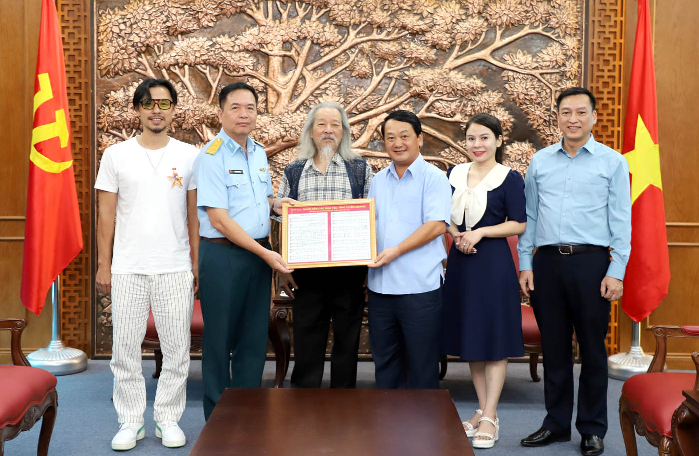 Bí thư Tỉnh ủy Hầu A Lềnh nhận Bút tích bài hát “Tiến quân ca” do con trai cố nhạc sĩ Văn Cao trao tặng
