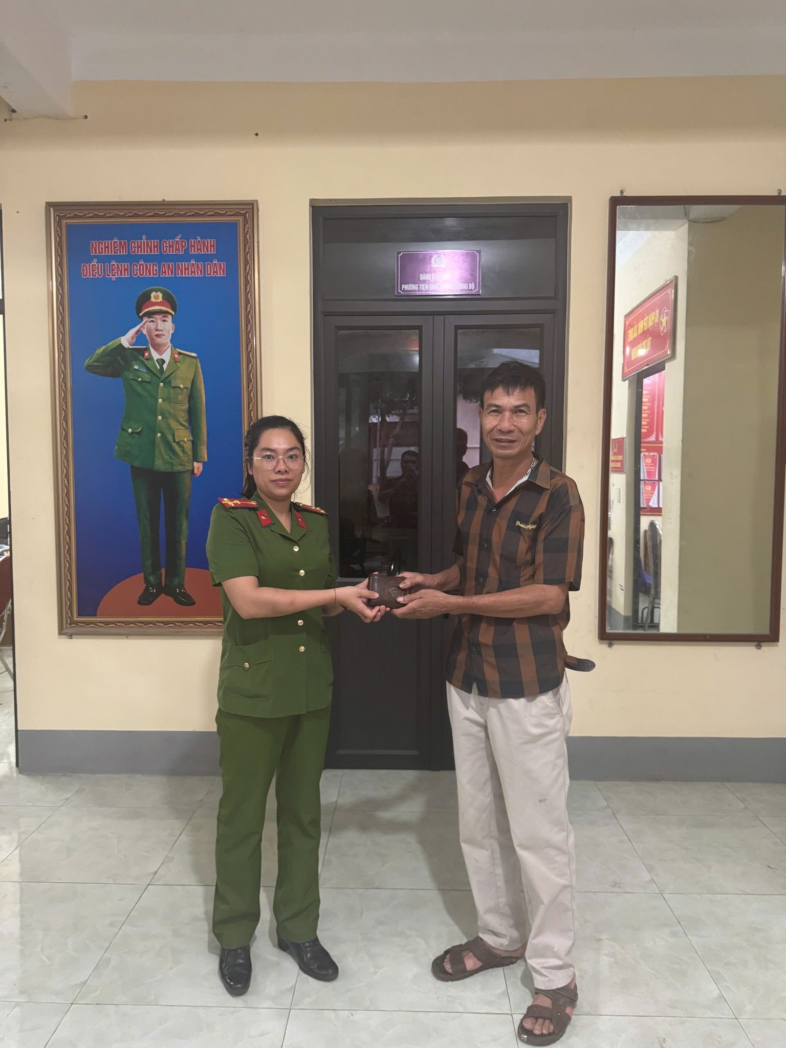 CÔNG AN XÃ TÂN QUANG TRAO TRẢ TÀI SẢN CHO NGƯỜI DÂN ĐÁNH RƠI