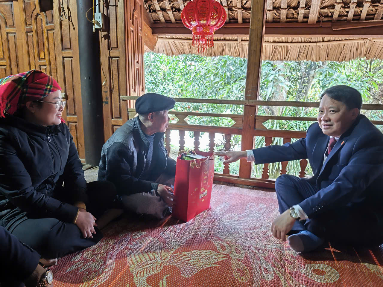 Lãnh đạo Đảng ủy xã tặng quà Nguyên lãnh đạo xã và người có công với cách mạng