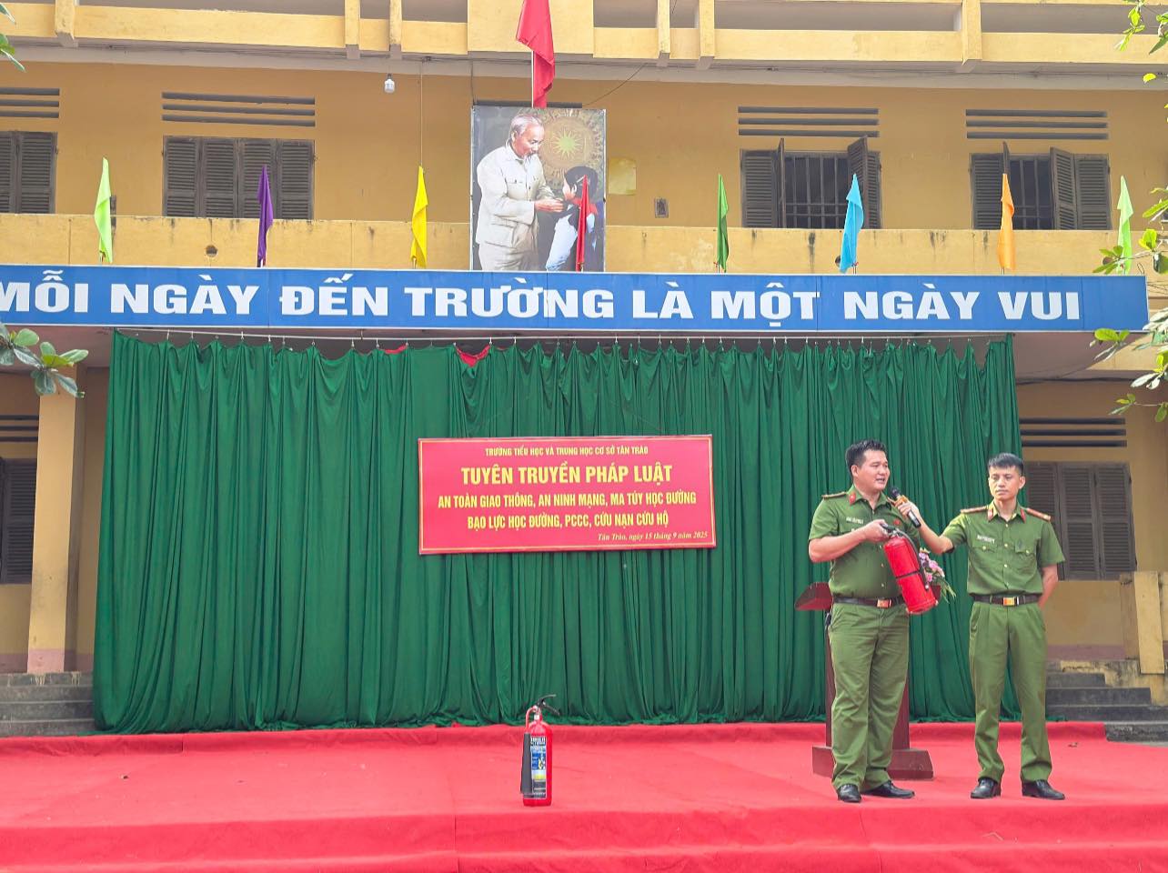 CÔNG AN XÃ TÂN TRÀO ĐẨY MẠNH TUYÊN TRUYỀN, PHỔ BIẾN, GIÁO DỤC PHÁP LUẬT TRONG TRƯỜNG HỌC
