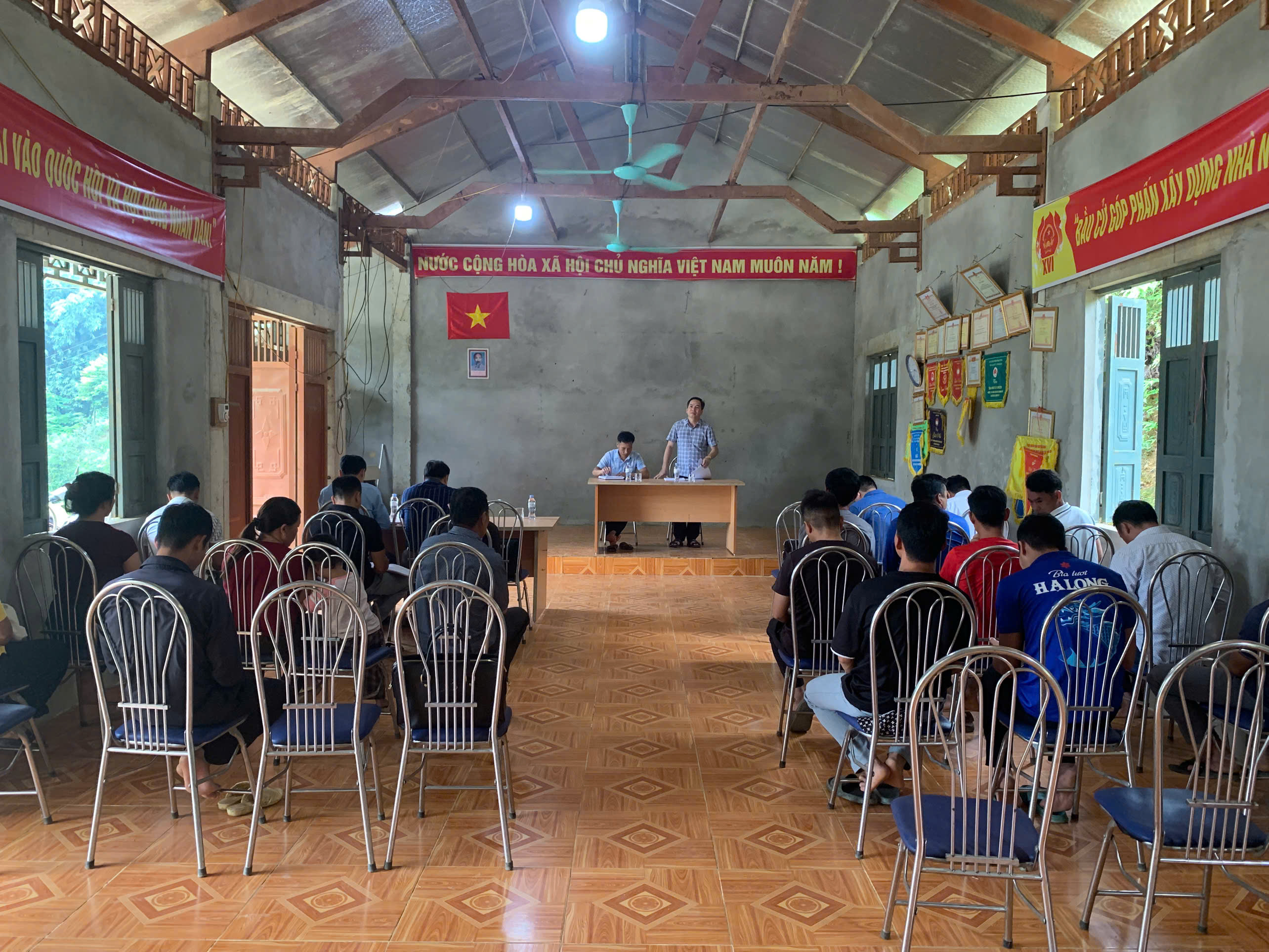LÃNH ĐẠO XÃ CÔN LÔN LÀM VIỆC VỚI CHI BỘ THÔN PHIÊNG TEN VÀ TRUNG PHÌN VỀ CÔNG TÁC SÁP NHẬP THÔN