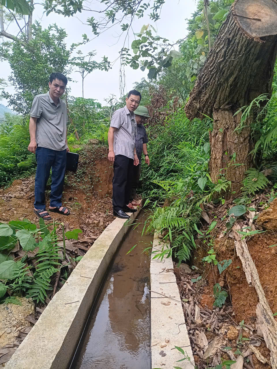 Chủ tịch UBND xã Liên Hiệp kiểm tra tiến độ triển khai thực hiện các công trình đầu tư xây dựng trên địa bàn