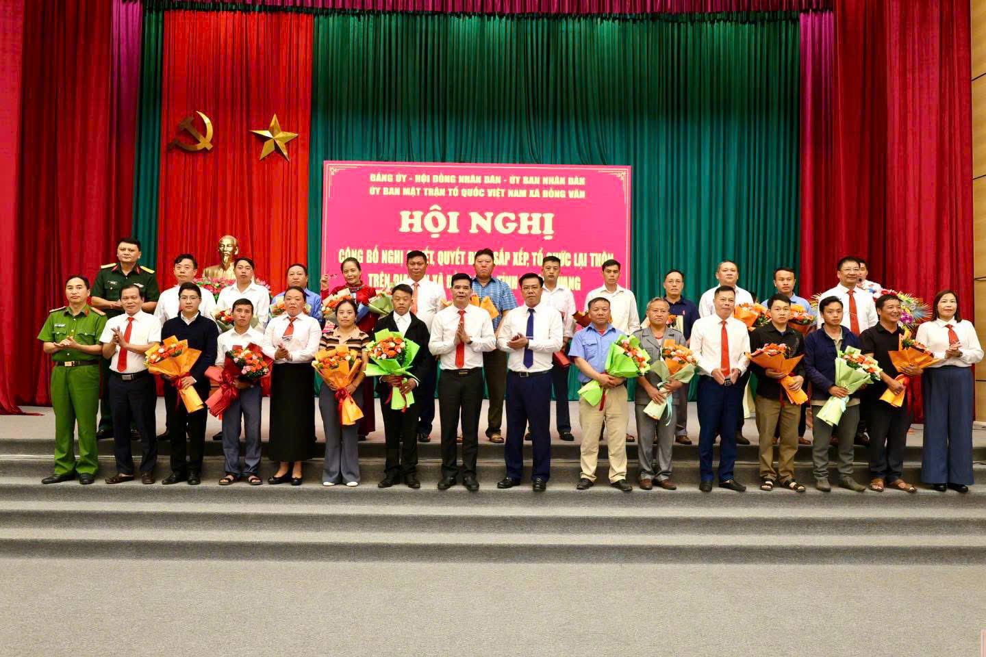 HỘI NGHỊ CÔNG BỐ CÁC NGHỊ QUYẾT, QUYẾT ĐỊNH VỀ SẮP XẾP, TỔ CHỨC LẠI THÔN TRÊN ĐỊA BÀN XÃ ĐỒNG VĂN