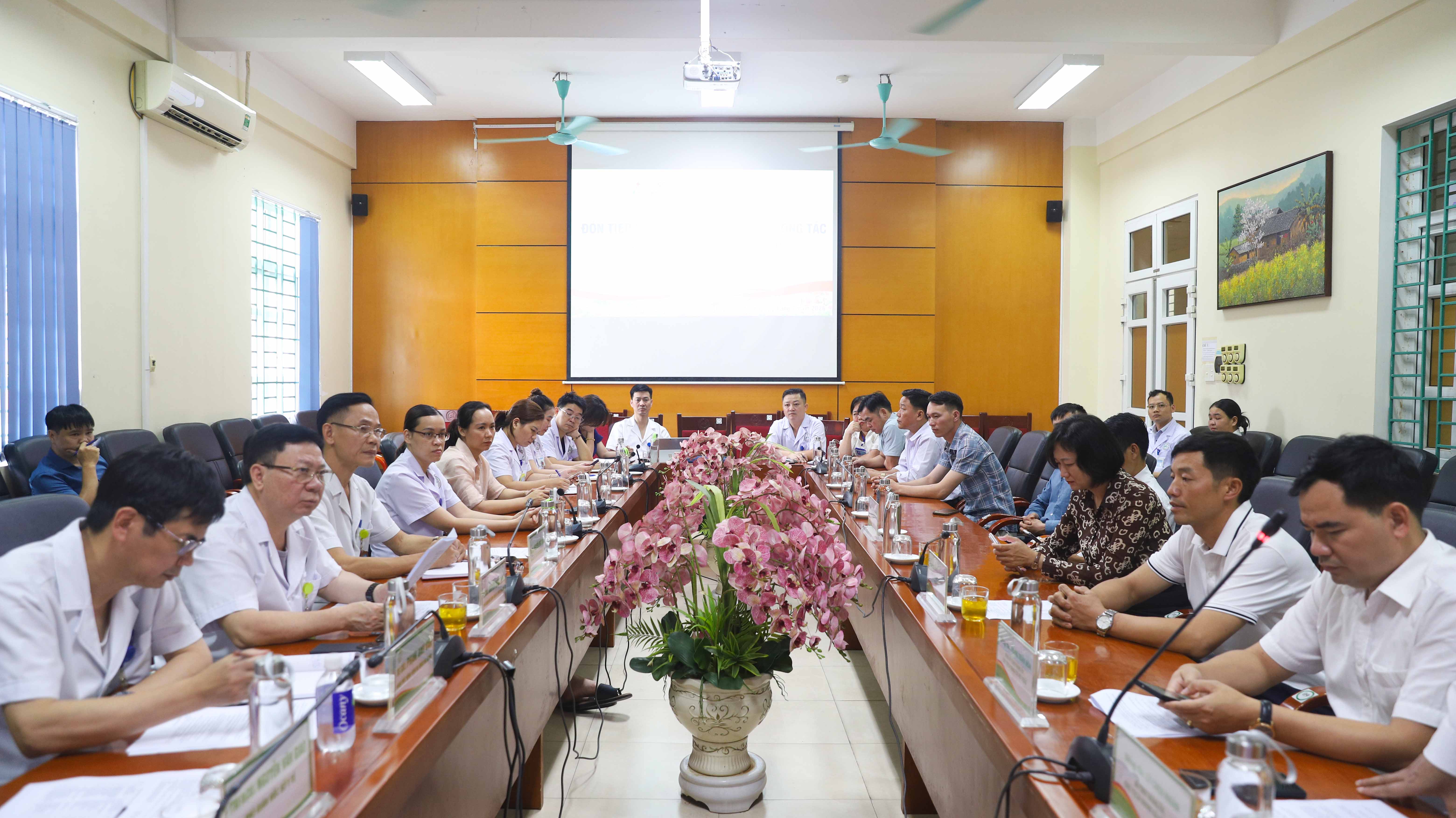ĐOÀN CÔNG TÁC XÃ HỒ THẦU THĂM VÀ LÀM VIỆC VỚI ĐẢNG BỘ BỆNH VIỆN ĐA KHOA HÀ GIANG
