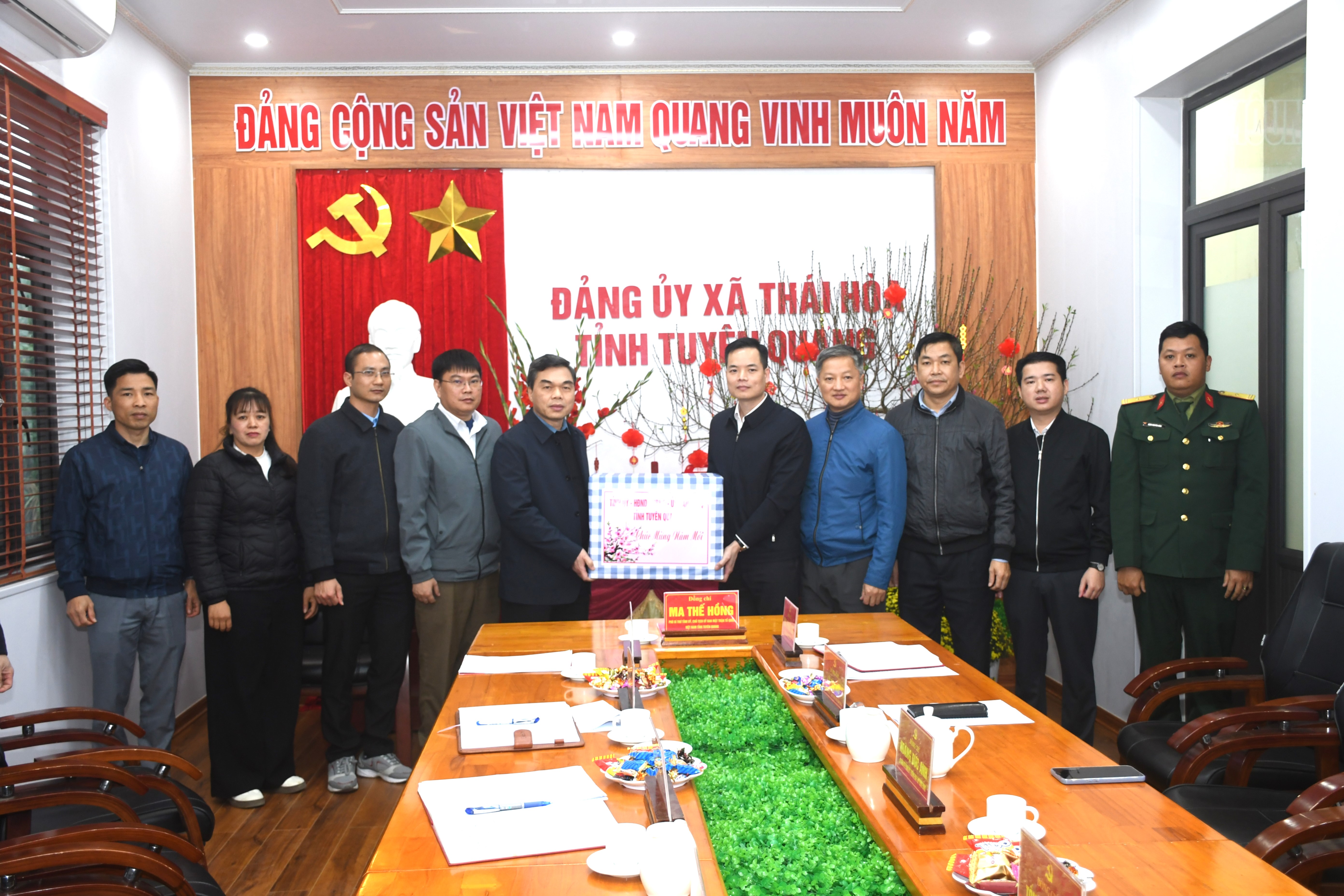 ĐỒNG CHÍ MA THẾ HỒNG, PHÓ BÍ THƯ TỈNH ỦY, CHỦ TỊCH ỦY BAN MTTQ TỈNH TẶNG QUÀ TẠI XÃ THÁI HÒA