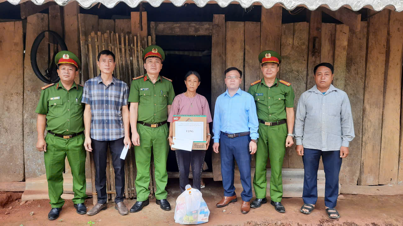 CHUNG TAY SẺ CHIA, ẤM ÁP NGHĨA TÌNH