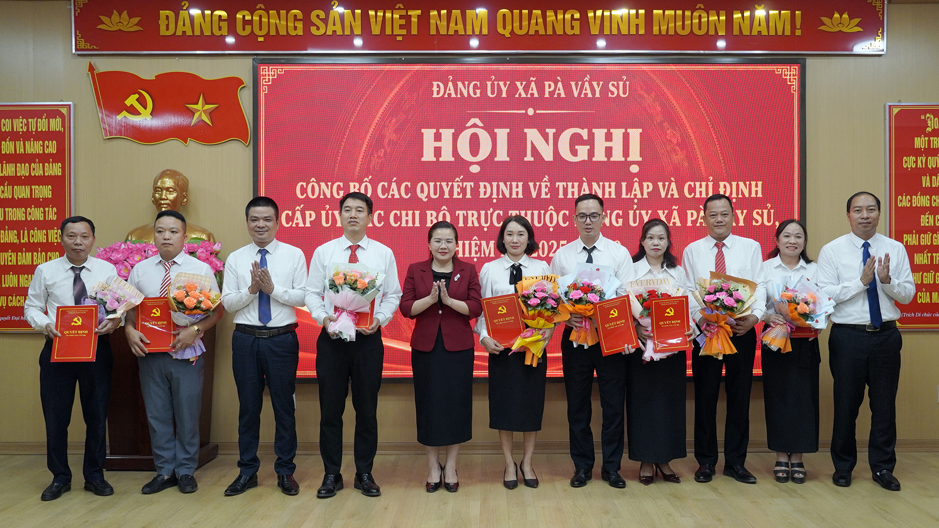 Đảng ủy xã Pà Vầy Sủ công bố các quyết định về thành lập và chỉ định cấp ủy các chi bộ trực thuộc nhiệm kỳ 2025–2030