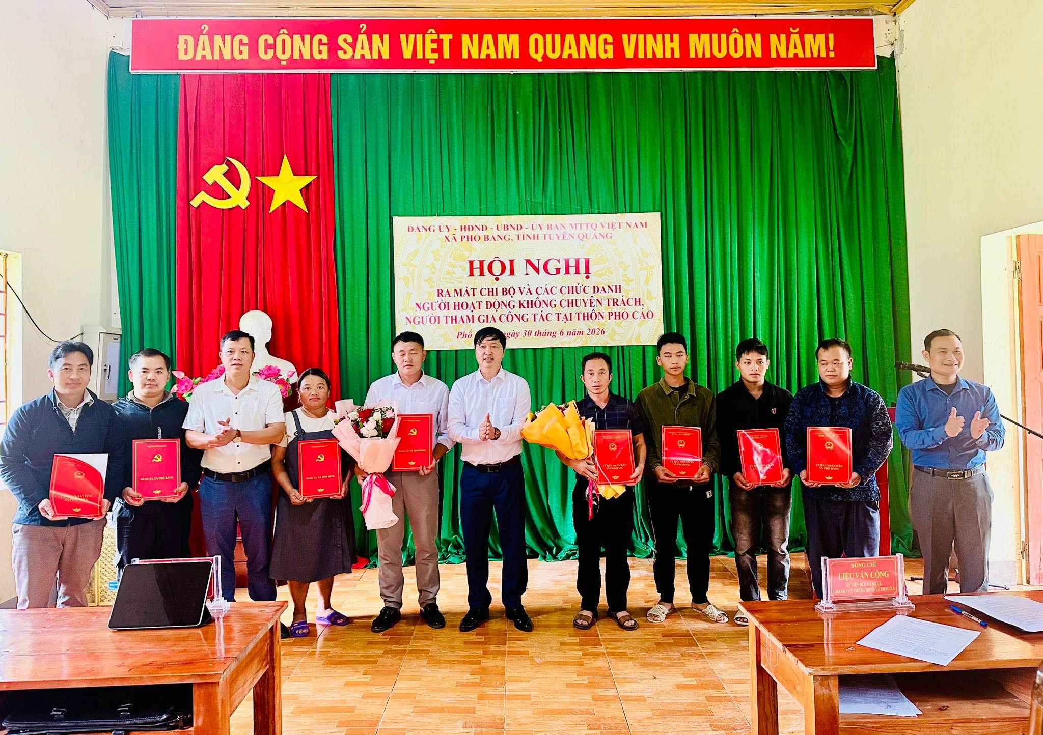 Ã PHỐ BẢNG HOÀN THÀNH RA MẮT CHI BỘ VÀ CÁC CHỨC DANH NGƯỜI HOẠT ĐỘNG KHÔNG CHUYÊN TRÁCH, NGƯỜI THAM GIA CÔNG TÁC TẠI 14 THÔN