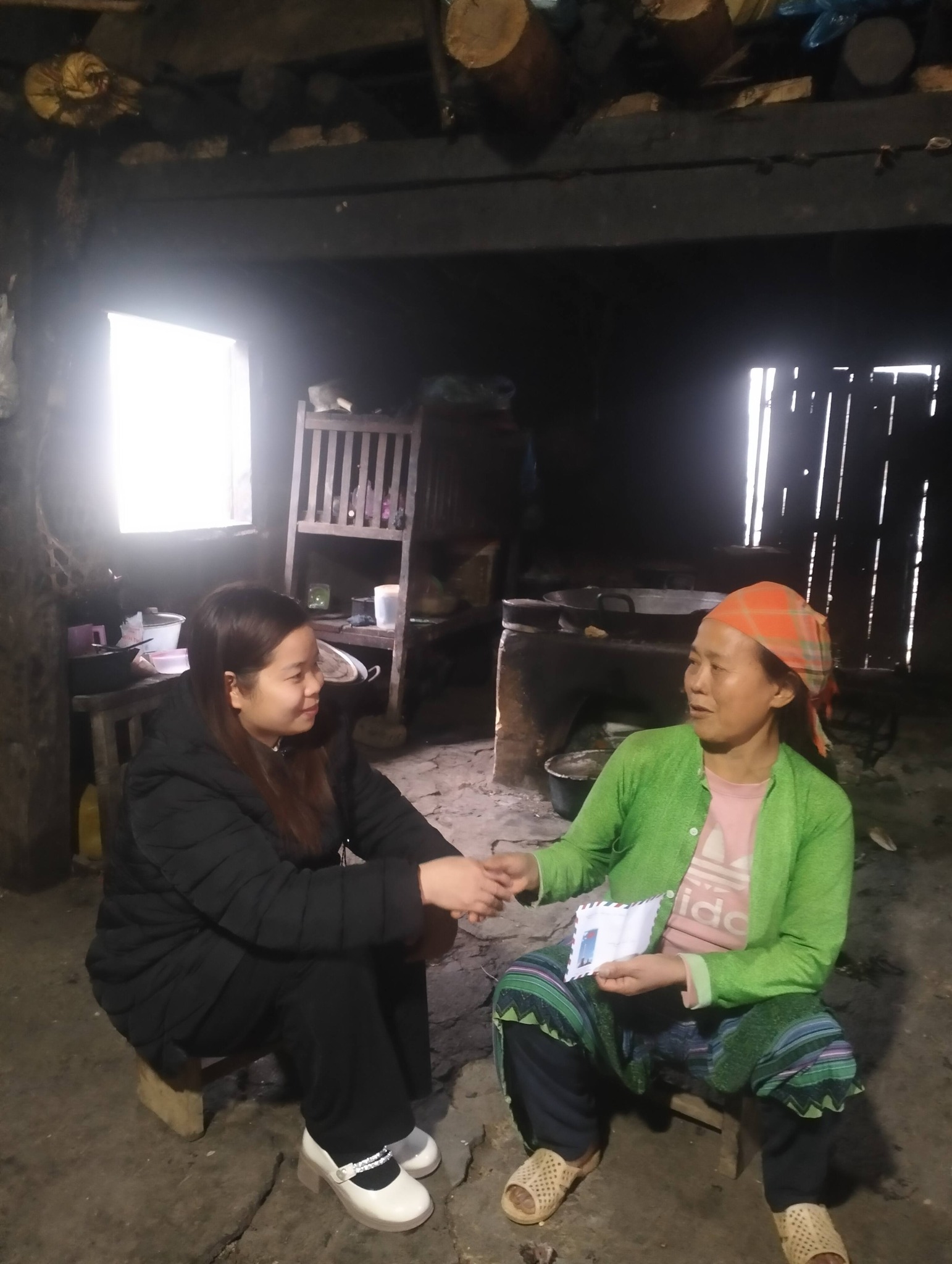 HĐND xã Khâu Vai thăm, tặng quà các đối tượng chính sách nhân dịp Tết Nguyên đán Bính Ngọ 2026