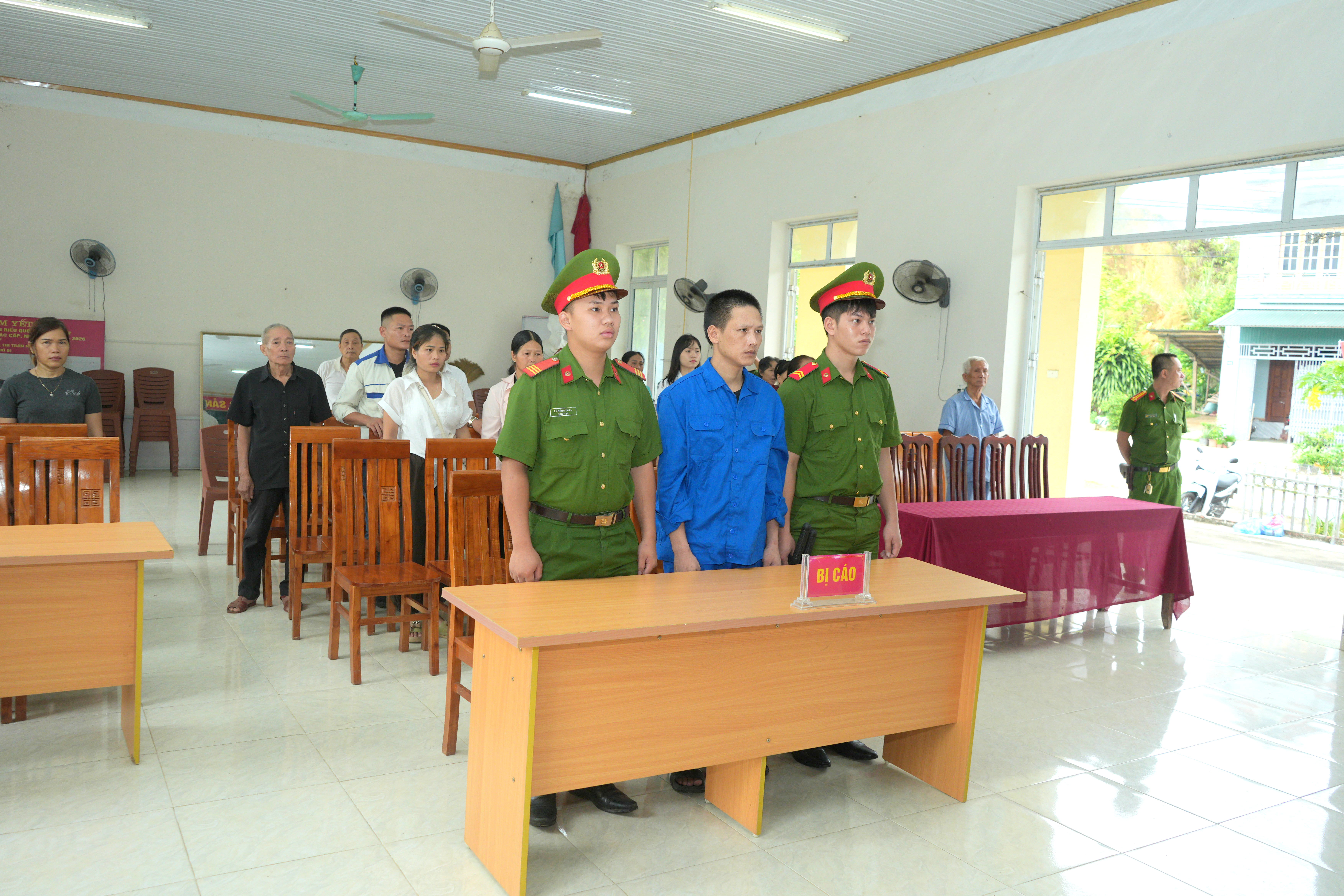Xét xử lưu động vụ án tàng trữ trái phép chất ma túy tại thôn 6, xã Nà Hang