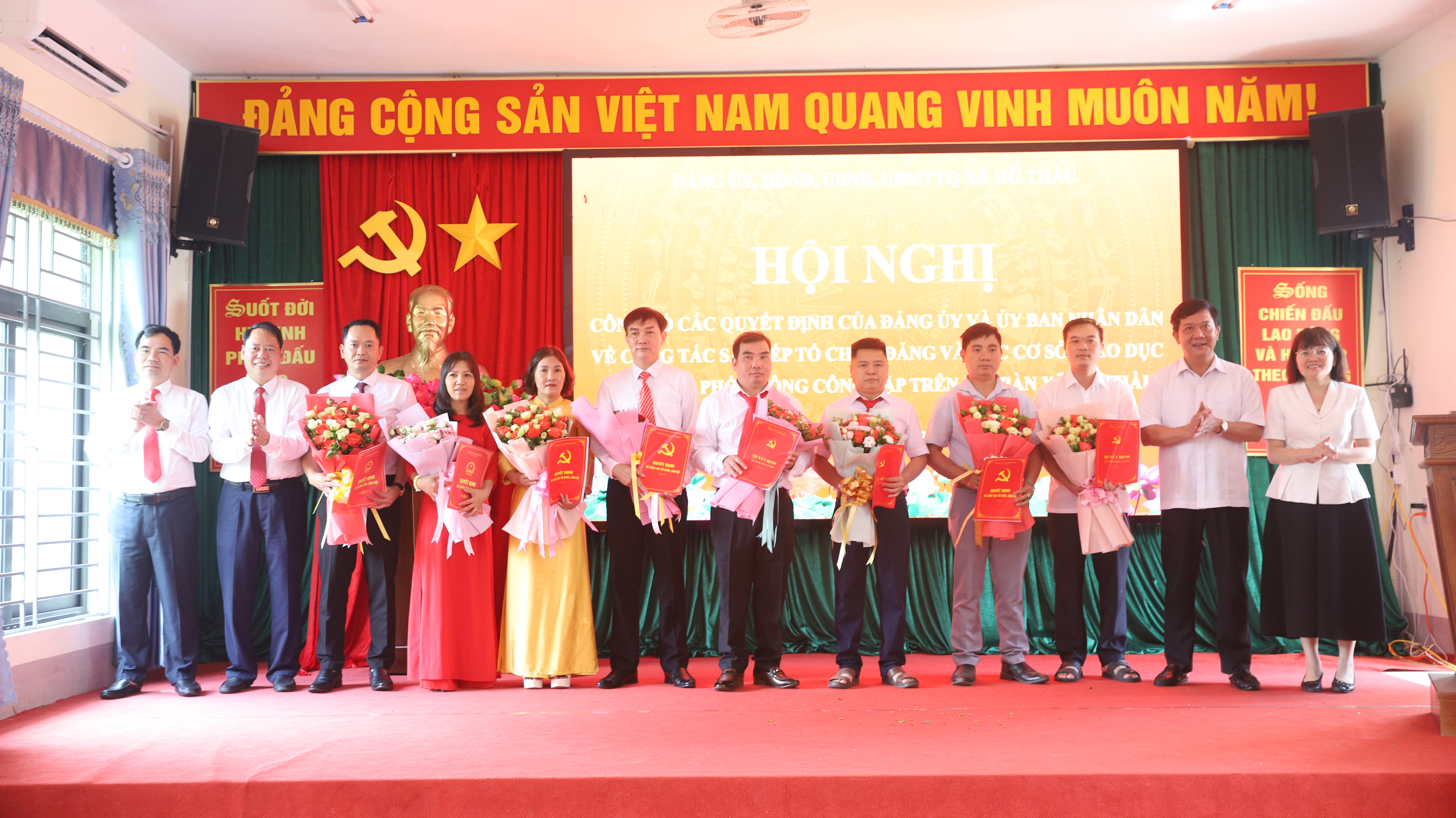 Hồ Thầu tổ chức Hội nghị công bố các quyết định của Đảng ủy và UBND xã về công tác sắp xếp tổ chức Đảng và các cơ sở giáo dục mầm non, phổ thông công lập trên địa bàn.