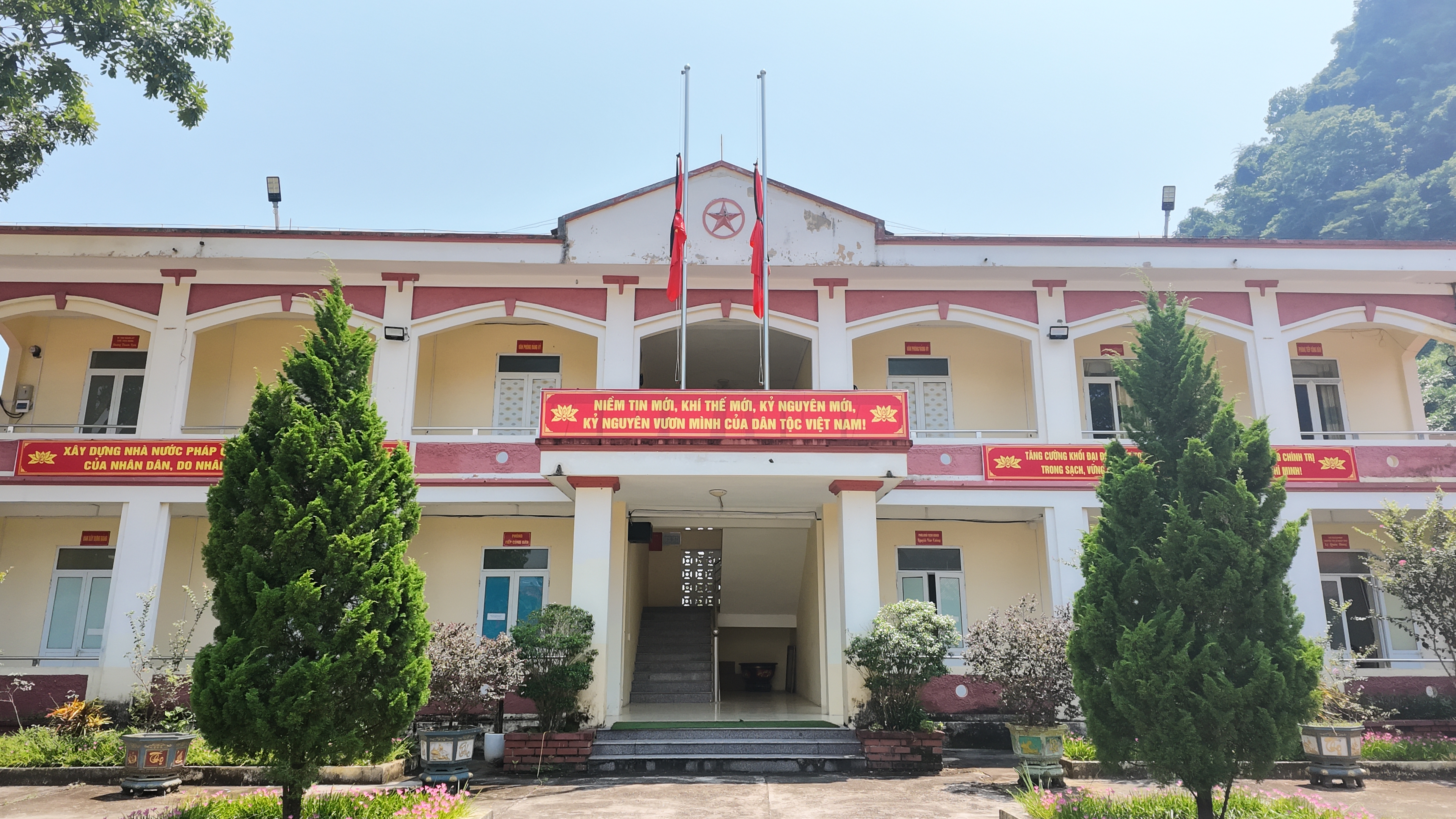 Xã Linh Hồ treo cờ rủ tưởng niệm Chủ tịch Quốc hội Lào Xaysomphone Phomvihane