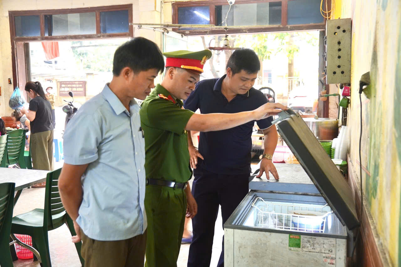 CÔNG AN XÃ SƠN DƯƠNG TĂNG CƯỜNG PHỐI HỢP KIỂM TRA AN TOÀN THỰC PHẨM HƯỞNG ỨNG THÁNG HÀNH ĐỘNG VÌ AN TOÀN THỰC PHẨM