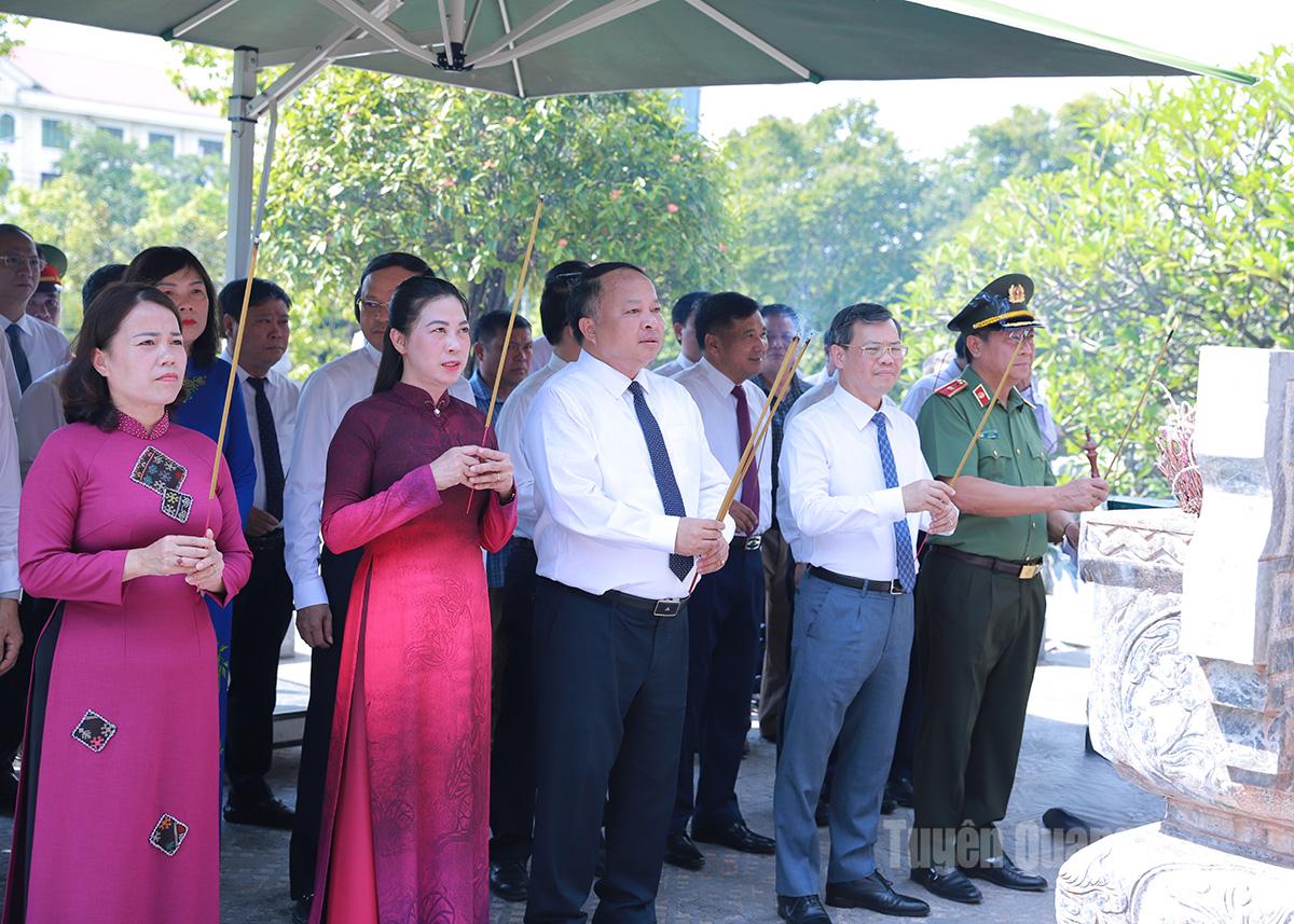 Đoàn đại biểu Đại hội Thi đua yêu nước dâng hương, dâng hoa Đền thờ Chủ tịch Hồ Chí Minh và Đài tưởng niệm các Anh hùng liệt sĩ
