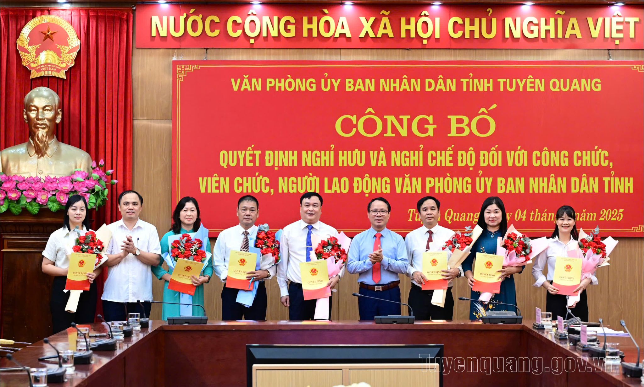 Văn phòng UBND tỉnh công bố quyết định nghỉ hưu và nghỉ chế độ đối với công chức, viên chức, người lao động