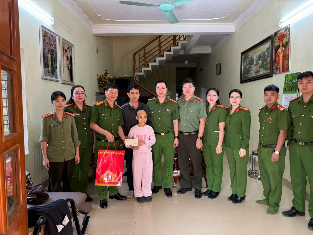 THĂM, TẶNG QUÀ, ĐỘNG VIÊN CON EM CÁN BỘ, CHIẾN SĨ