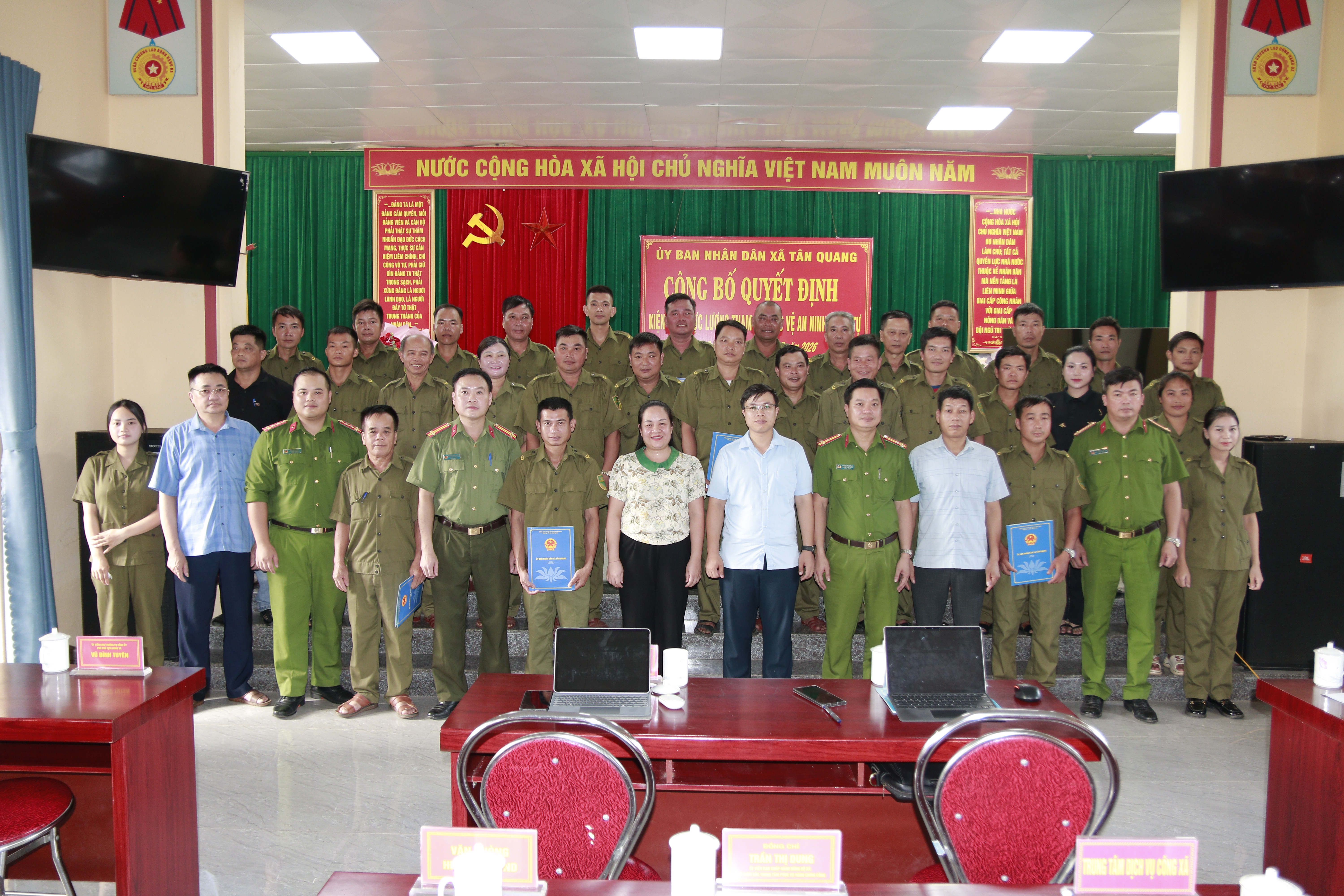Hội nghị công bố Quyết định kiện toàn lực lượng tham gia bảo vệ an ninh, trật tự xã Tân Quang