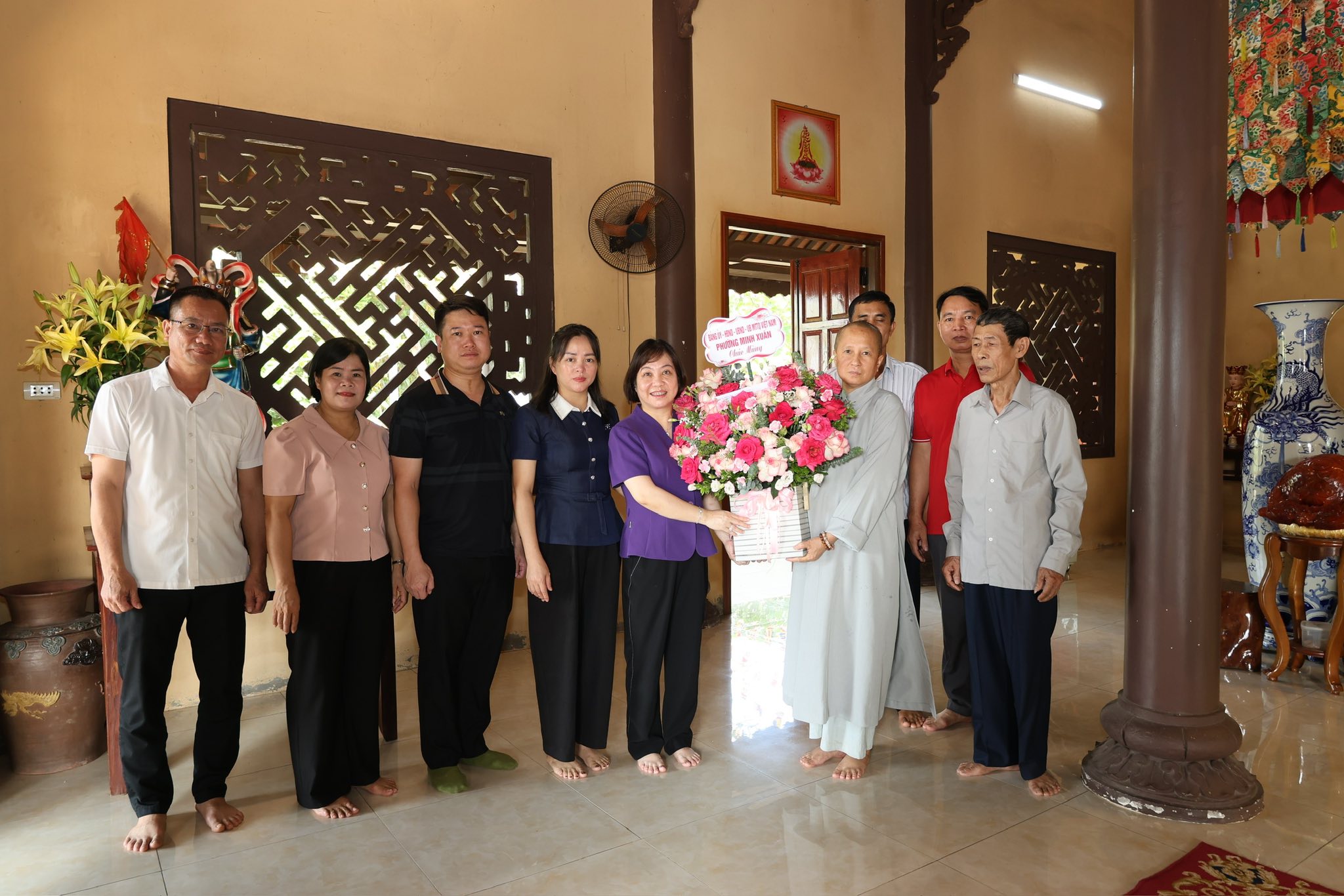 Đồng chí Phó Bí thư Thường trực Đảng ủy Đinh Thị  Thu Hà –chúc mừng Đại lễ Phật Đản tại chùa Chùa Đồng Yên