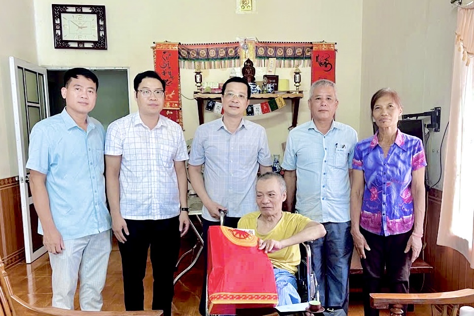 Thường trực Đảng ủy phường Nông Tiến thăm tặng quà các gia đình chính sách nhân dịp 27-7