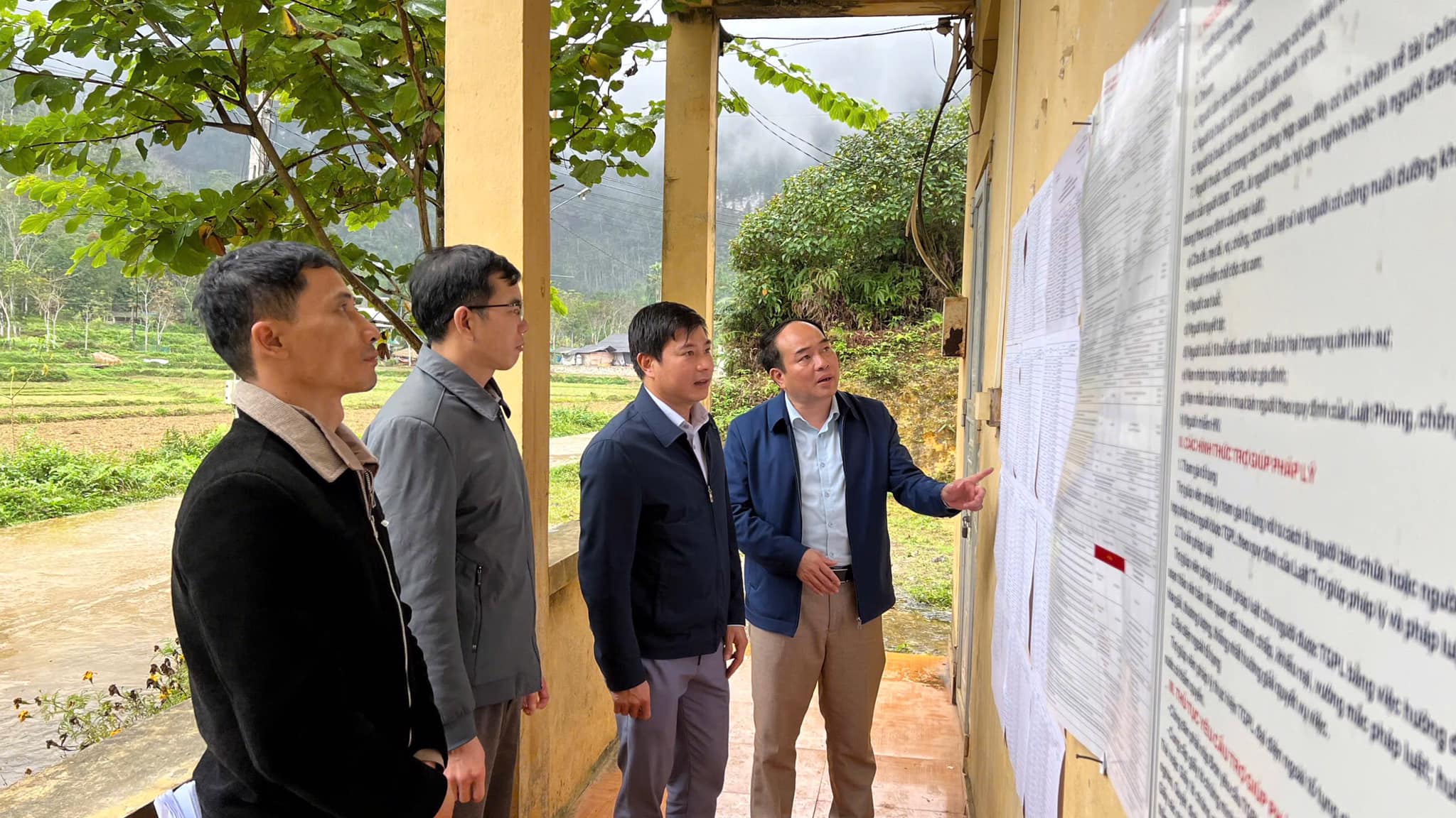 Lãnh đạo xã Thượng Lâm kiểm tra công tác niêm yết danh sách cử tri phục vụ bầu cử đại biểu Quốc hội khóa XVI và bầu cử đại biểu HĐND các cấp, nhiệm kỳ 2026-2031