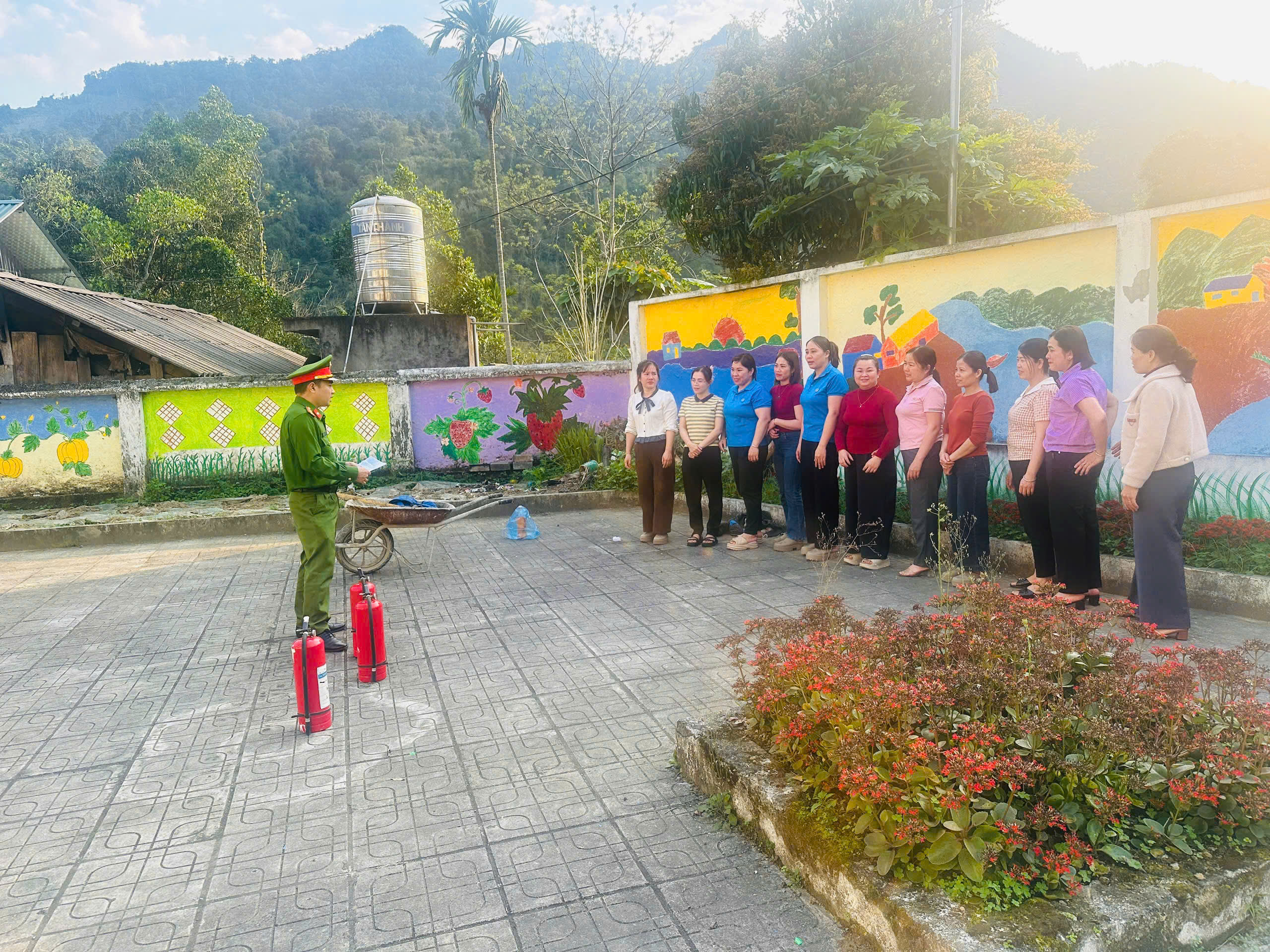 CÔNG AN XÃ MINH NGỌC TUYÊN TRUYỀN, HƯỚNG DẪN KỸ NĂNG PHÒNG CHÁY, CHỮA CHÁY TẠI TRƯỜNG MẦM NON XÃ MINH NGỌC