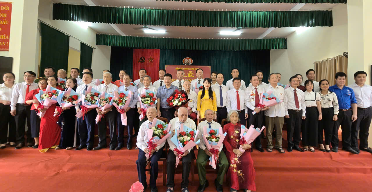 Đảng bộ phường Bình Thuận long trọng tổ chức Lễ trao tặng huy hiệu Đảng đợt 02/9/2025
