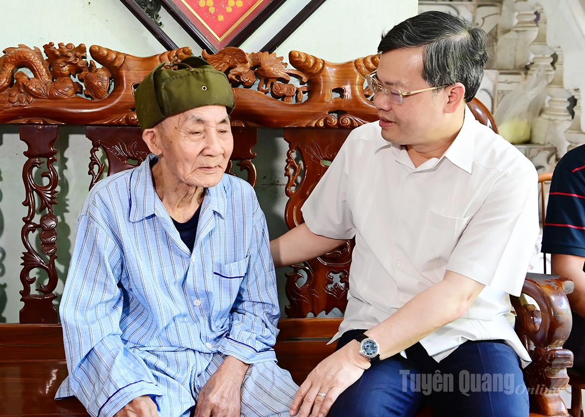 Chủ tịch HĐND tỉnh Nguyễn Văn Sơn trao Huy hiệu Đảng cho đảng viên Nguyễn Thế Gừng, Đảng bộ phường Mỹ Lâm