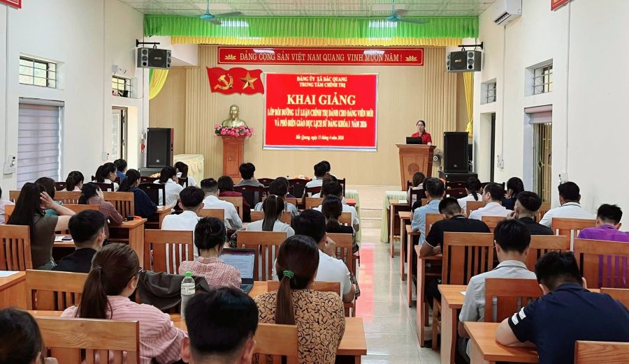 Khai giảng lớp bồi dưỡng Lý luận Chính trị dành cho Đảng viên mới